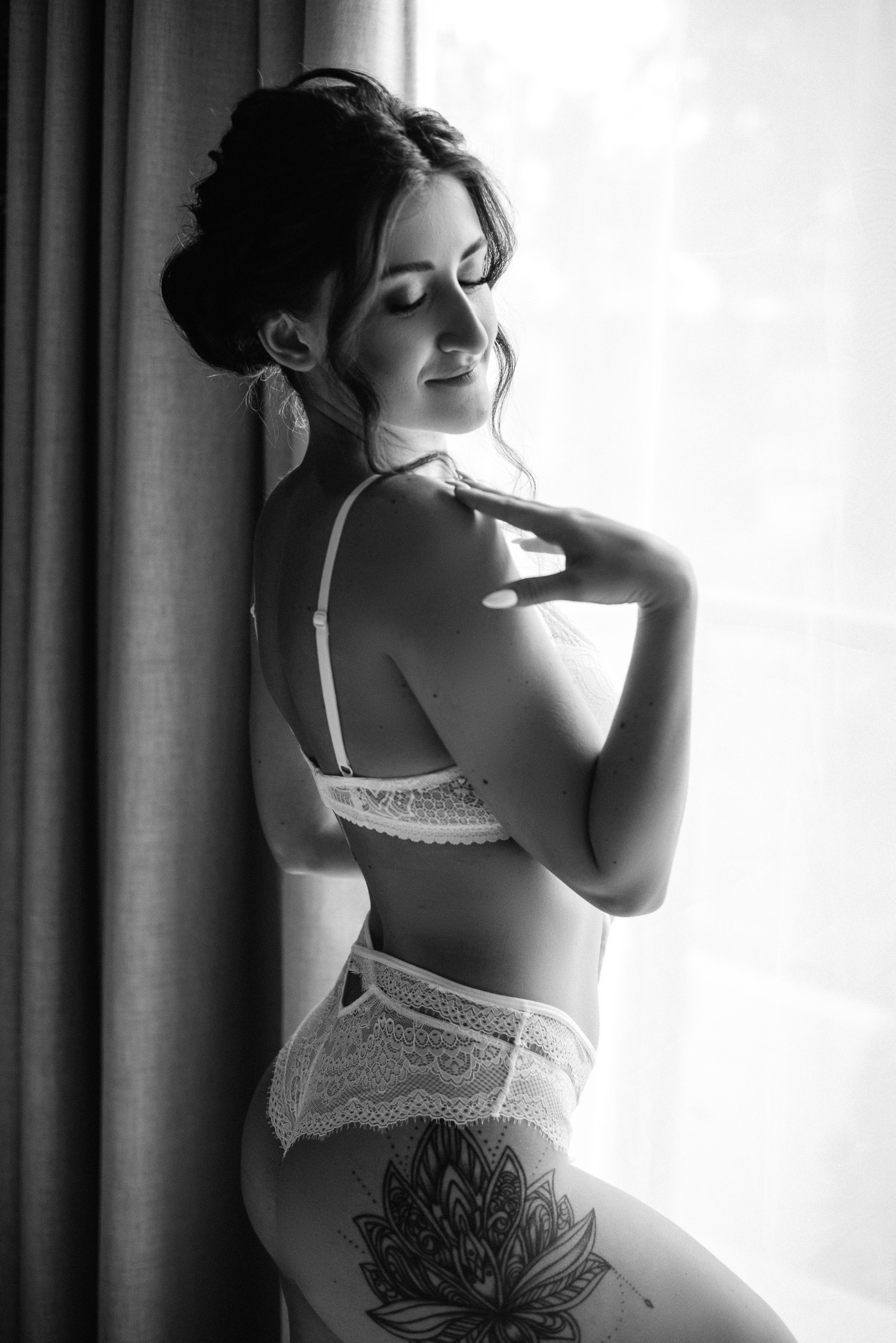 Невеста в нижнем кружевном белье в номере отеля