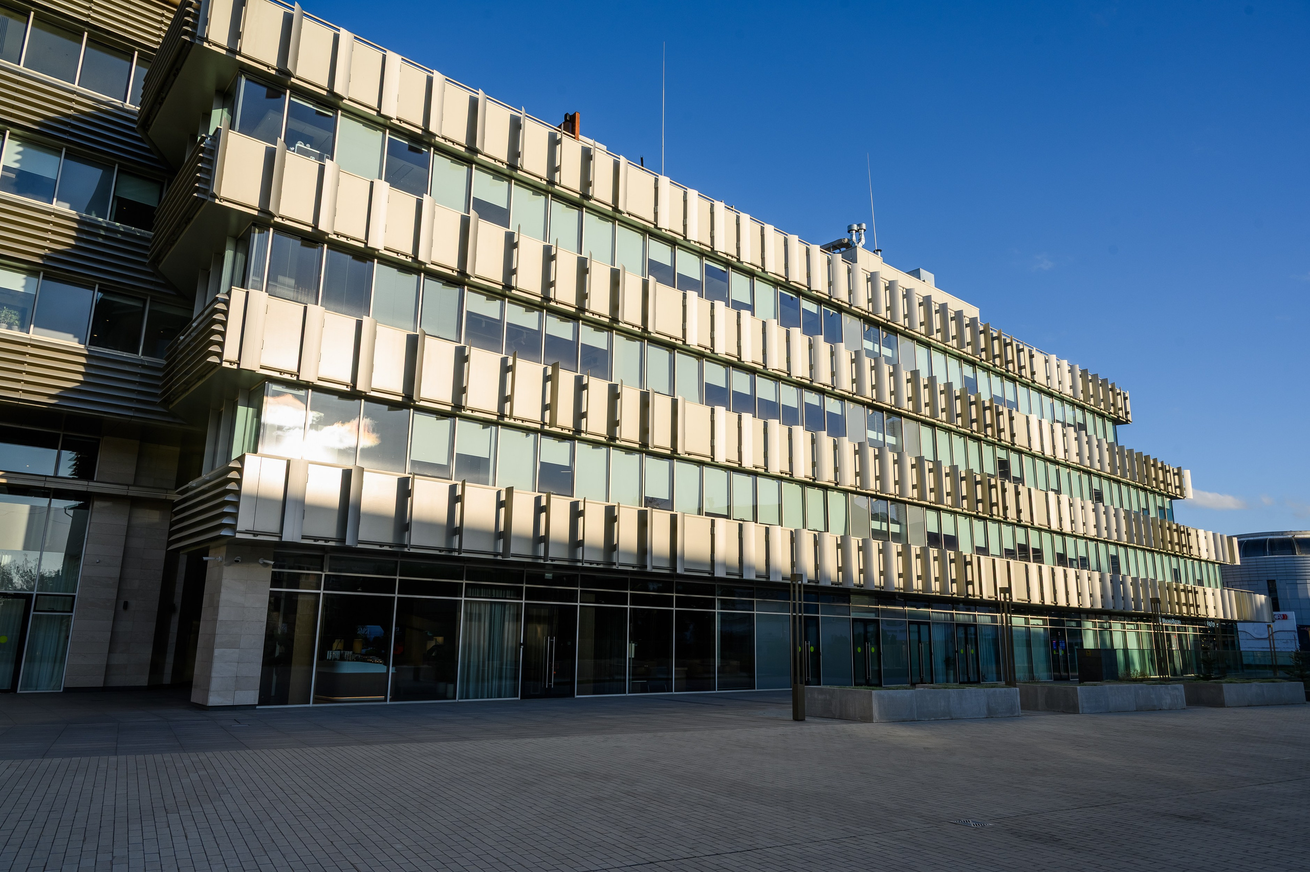 Фасад бизнес-центра URBAN с динамичным освещением на закате