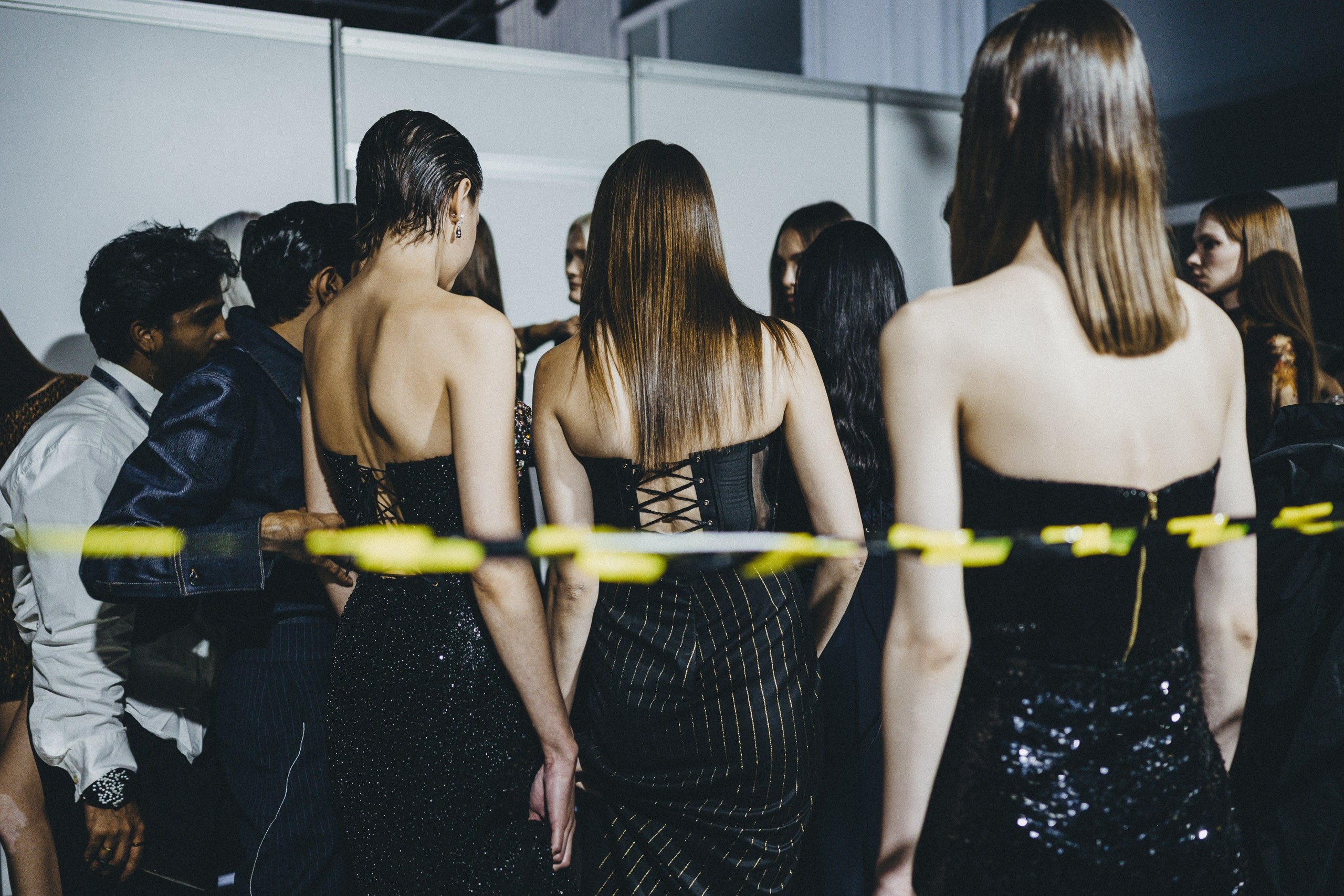 модели перед показом в платьях от дизайнера из Индии Shantnu Nikhil