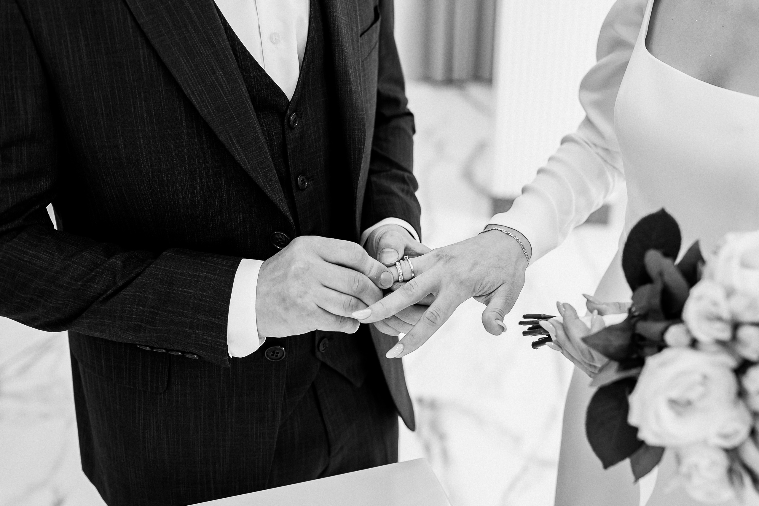 Обмен кольцами на регистрации брака