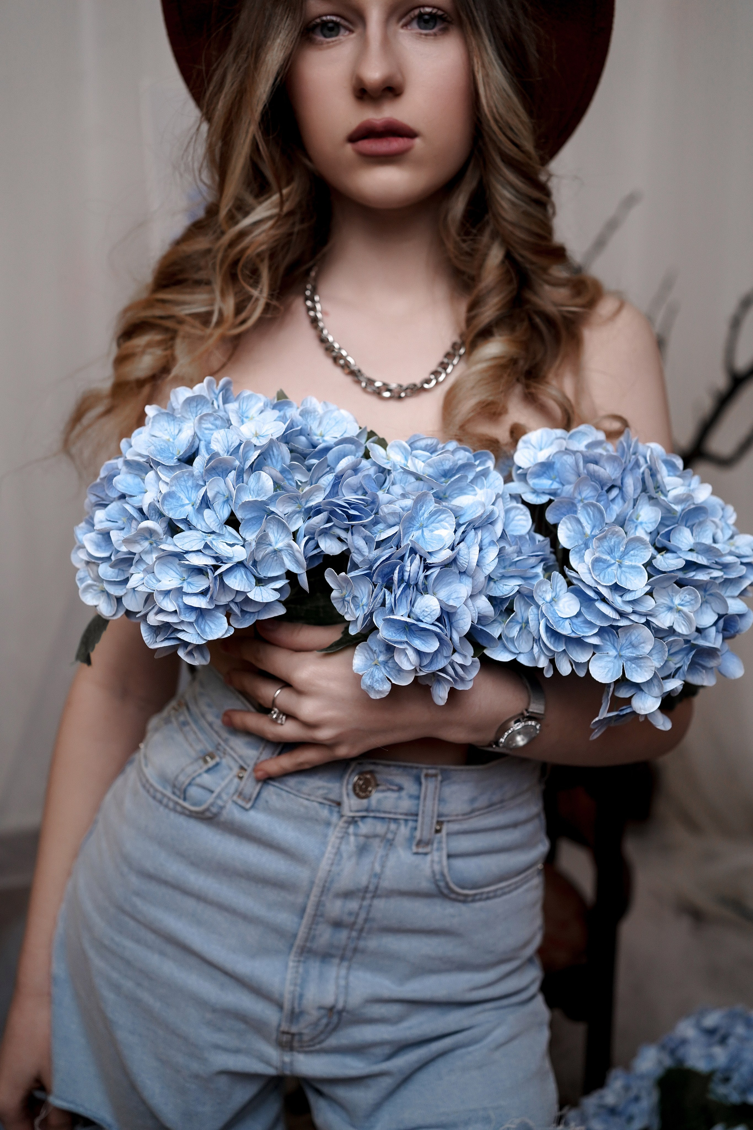 Женская фотосессия с гортензией в Ростове-на-Дону. Студийный фотограф Алёна Чёботова. Свадебный фотограф в Ростове-на-Дону. Таинство Крещения и Венчания, семейные фотосессии. Алёна Чёботова