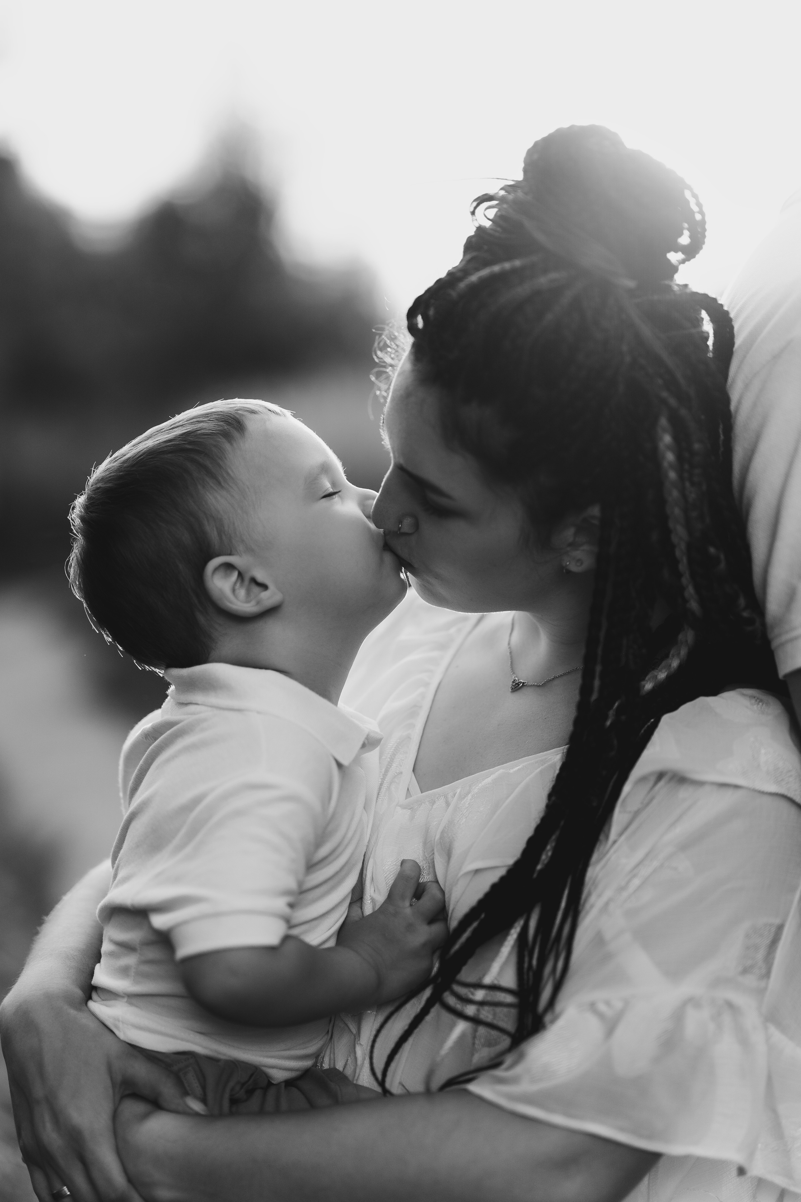 Мамина любовь к сыну. Черно белый портрет. Фотография о любви