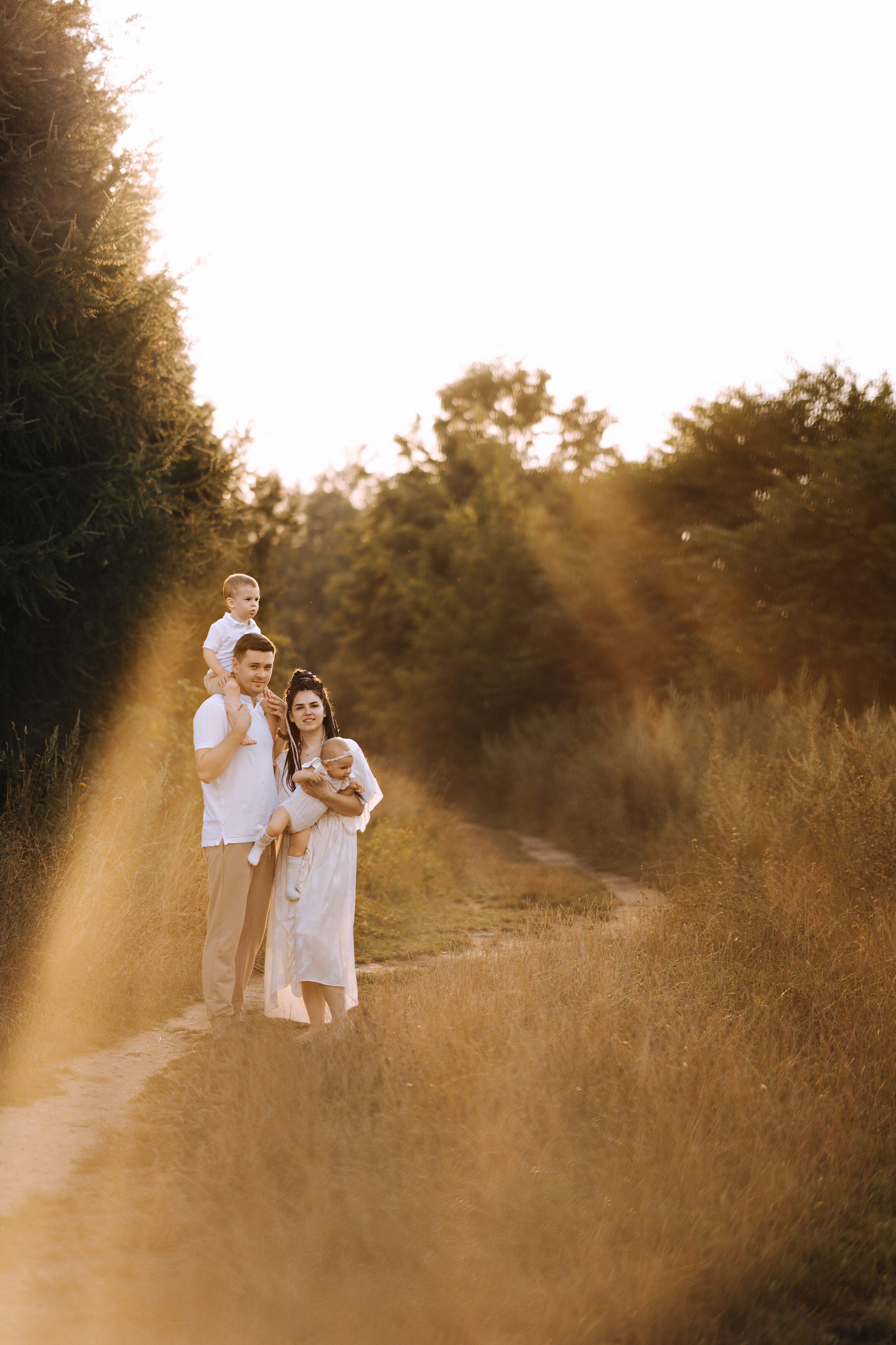 Блики солнца на семейном портрете. Летняя прогулка по парку.