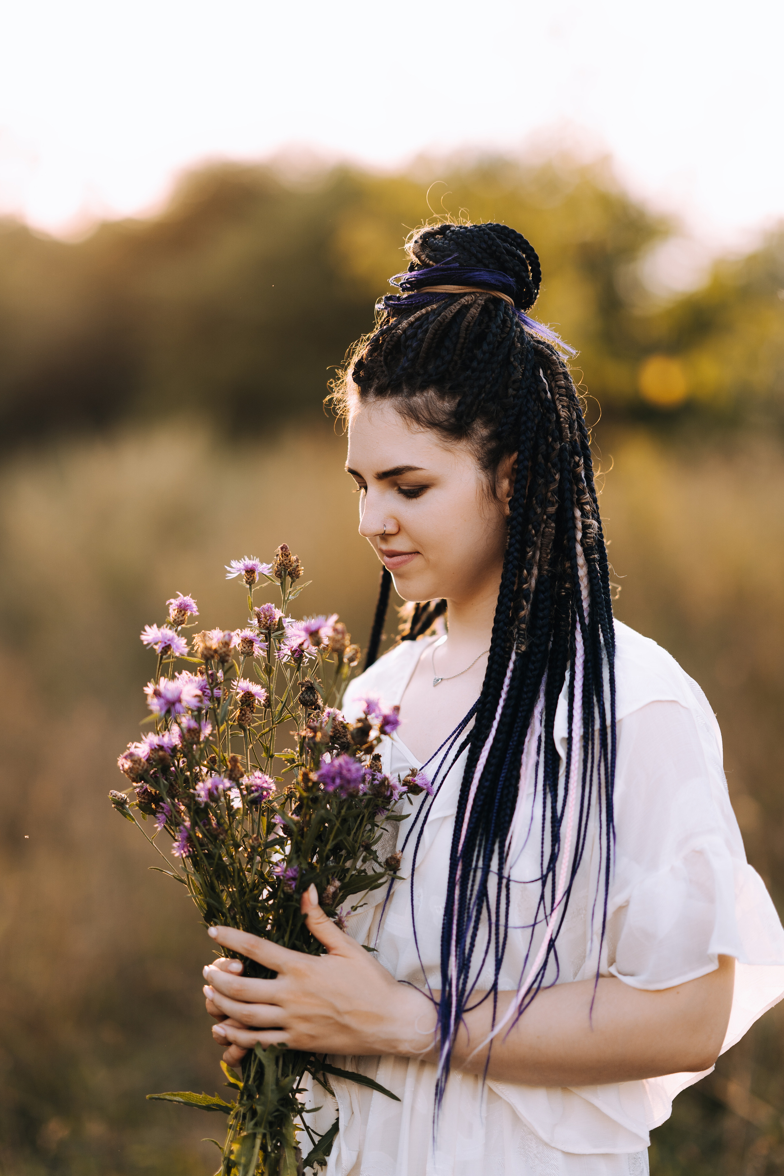 Фотосессия в поле с цветами, девушка с сиреневыми афрокосами