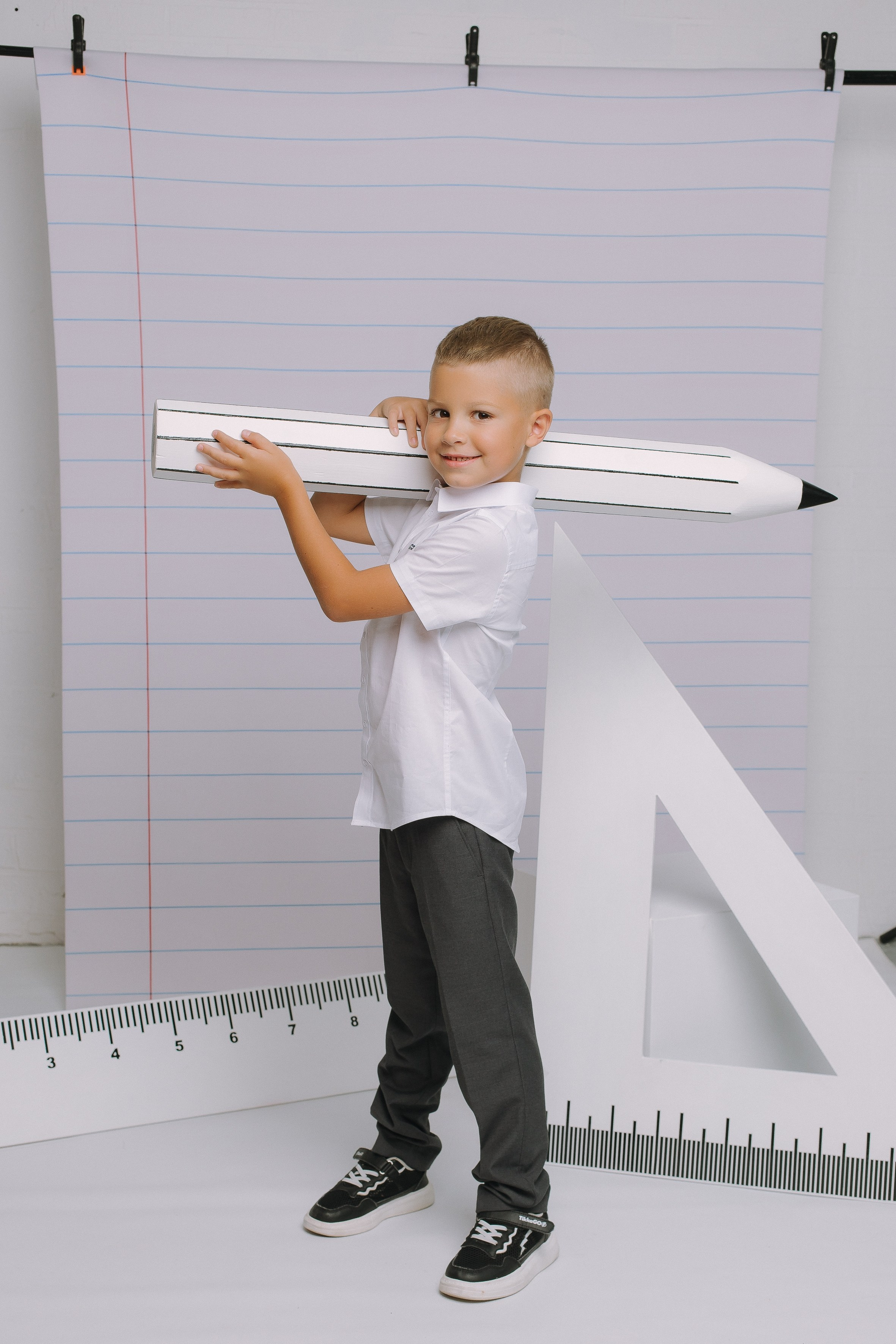 Студия- Портреты начальная школа (С реквизитом). Выпускные альбомы Натальи Бутко: Новороссийск, Анапа, Геленджик