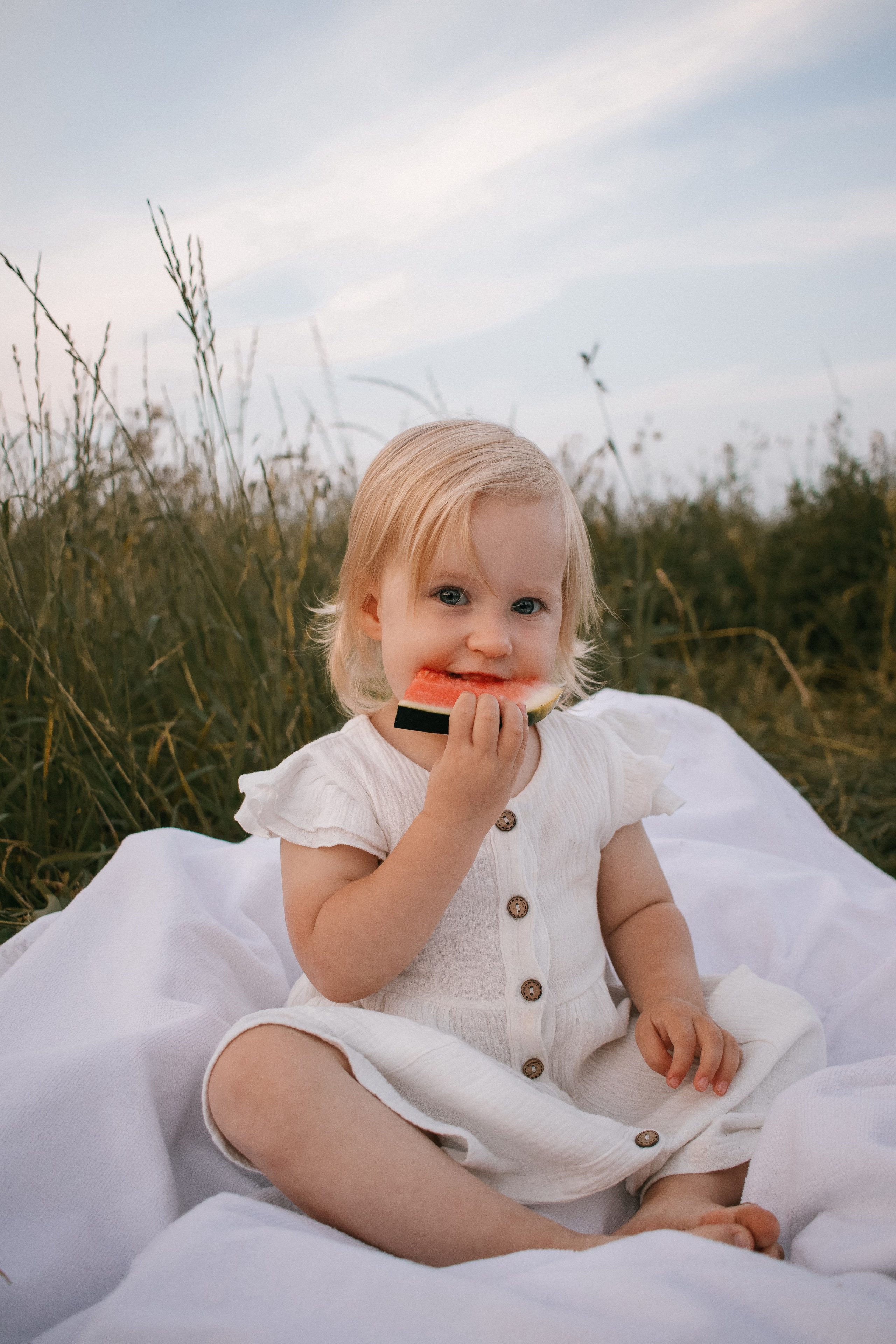 Семейная фотосессия в поле. Портретный фотограф Москва