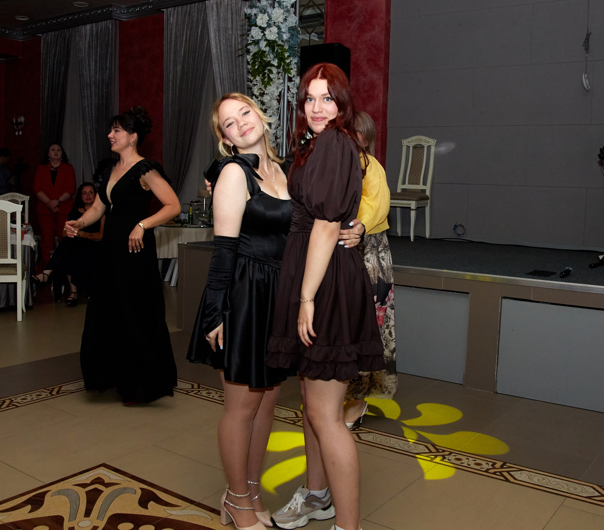 Улыбки и радость: репортаж с танцпола на выпускном вечере