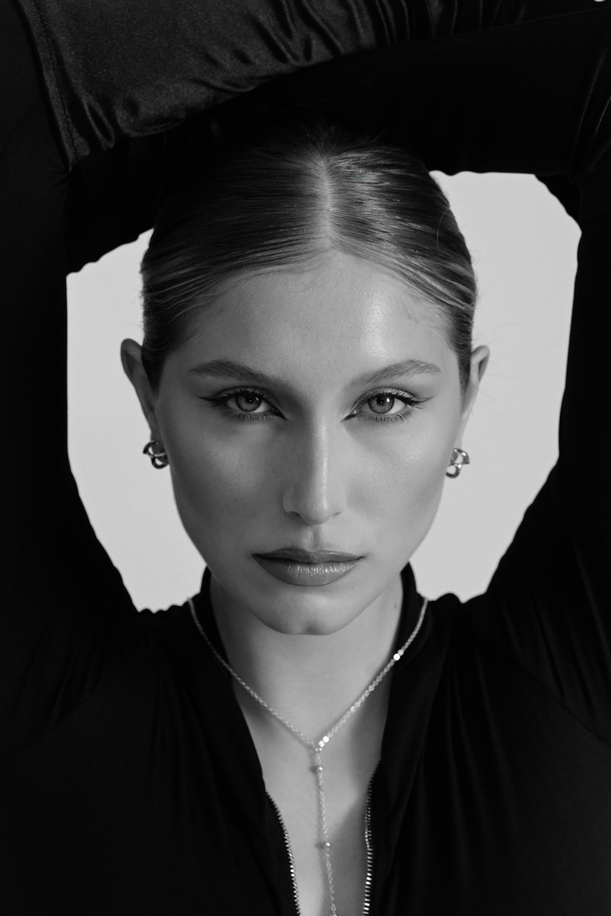 model portfolio photoshoot in london - female model in black and white, close up shoot