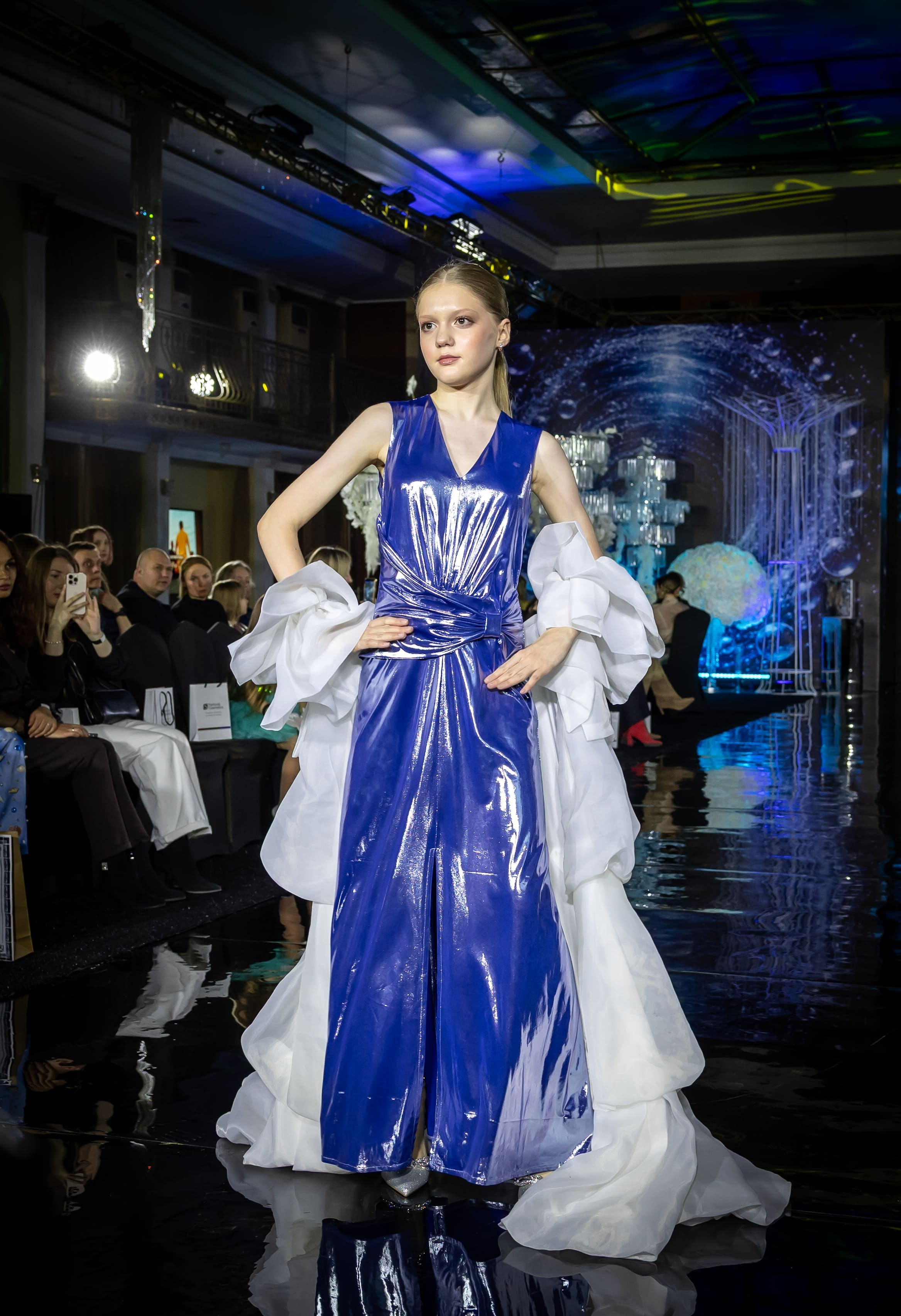 Модель в голубом платье с контрастными элементами, показ мод, фешен-съёмка показа