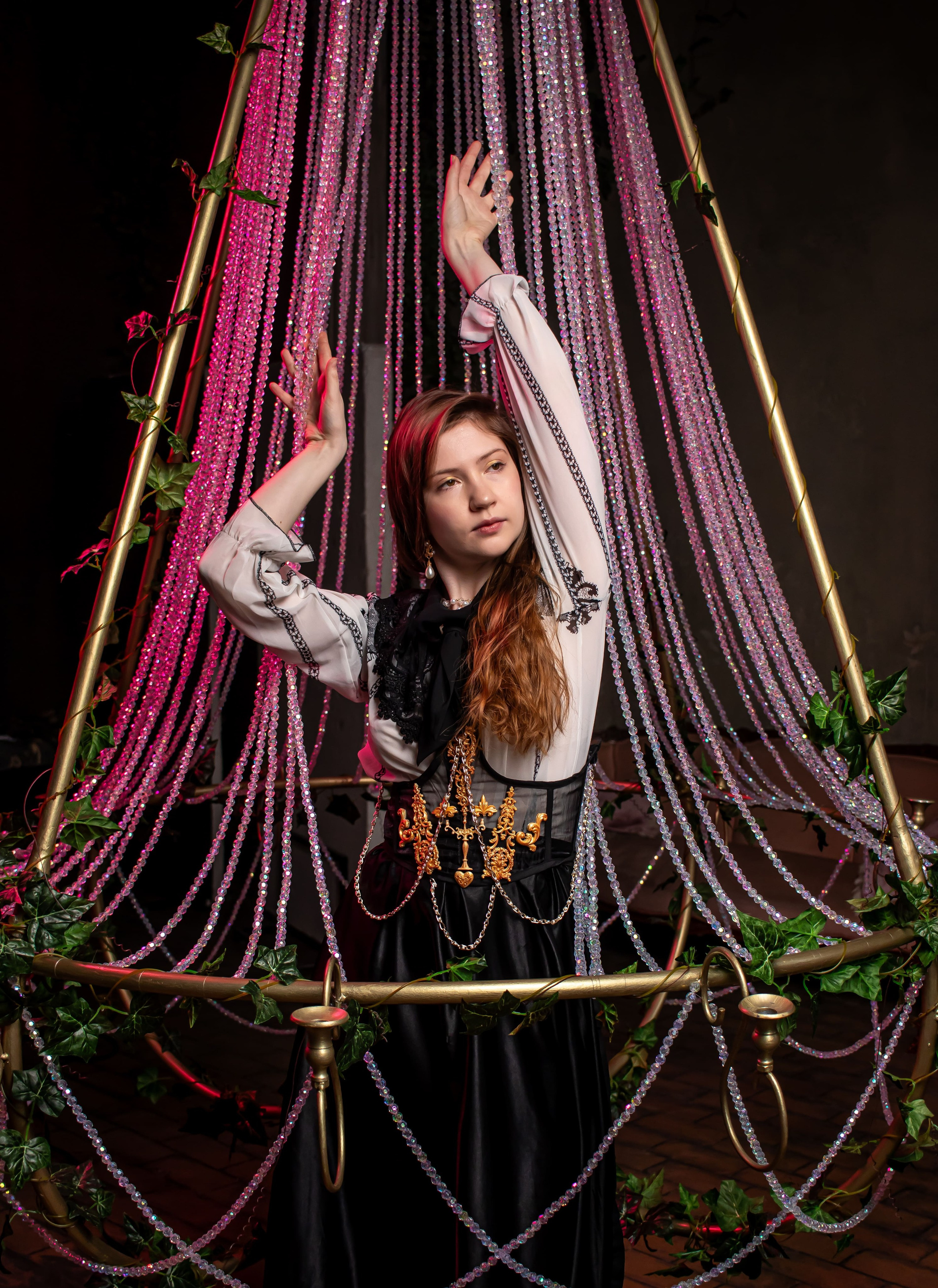 Женская фотосессия в стиле Ренессанс с акцентом на пластику рук, фотограф Карасёва Елена