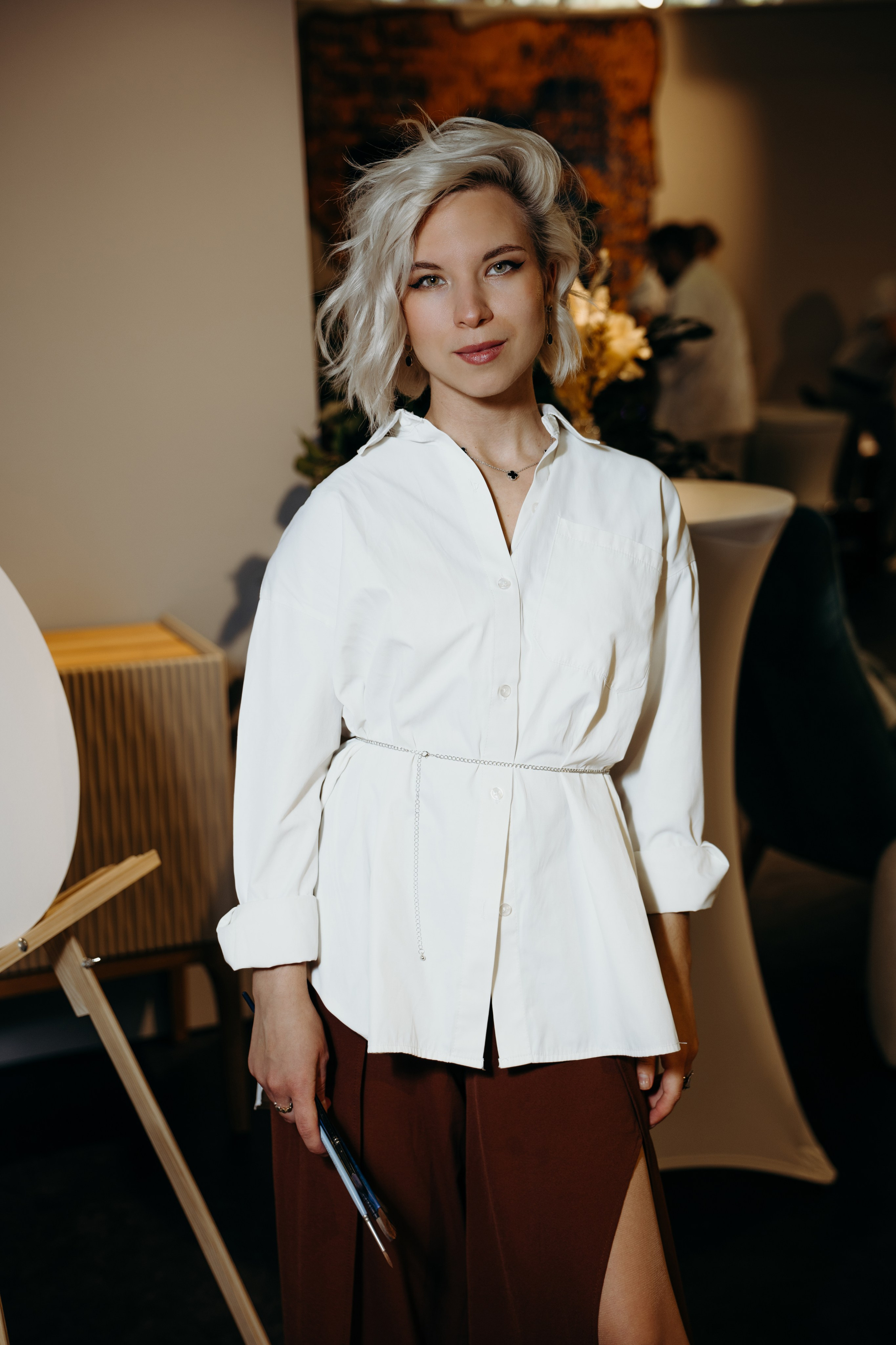 Репортажная фотосъемка художницы в мебельной салоне