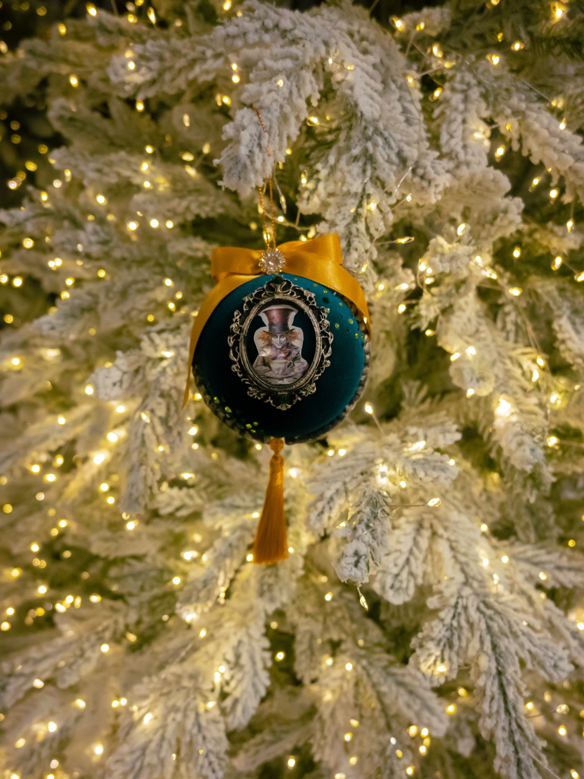 Елочный шар из зеленого бархата "Шляпник"