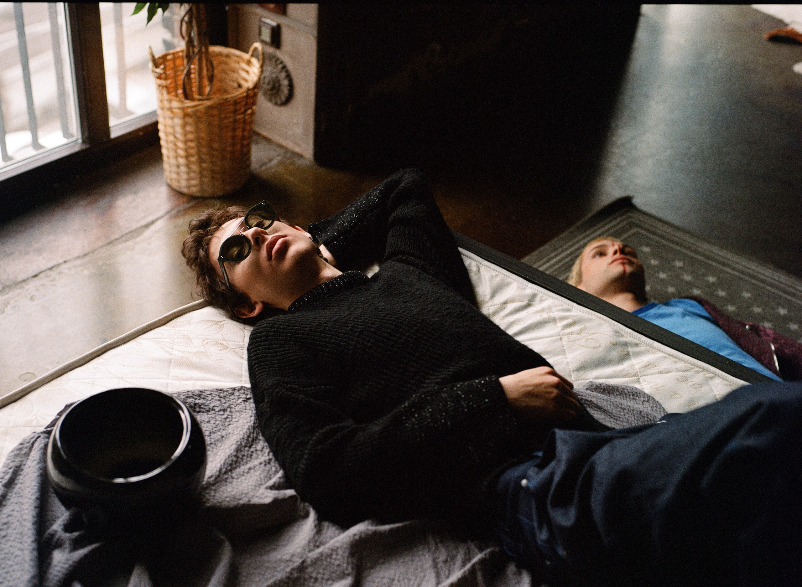 Lifestyle-фотосессия в интерьере, модель в чёрной одежде с элементами бэкстейджа