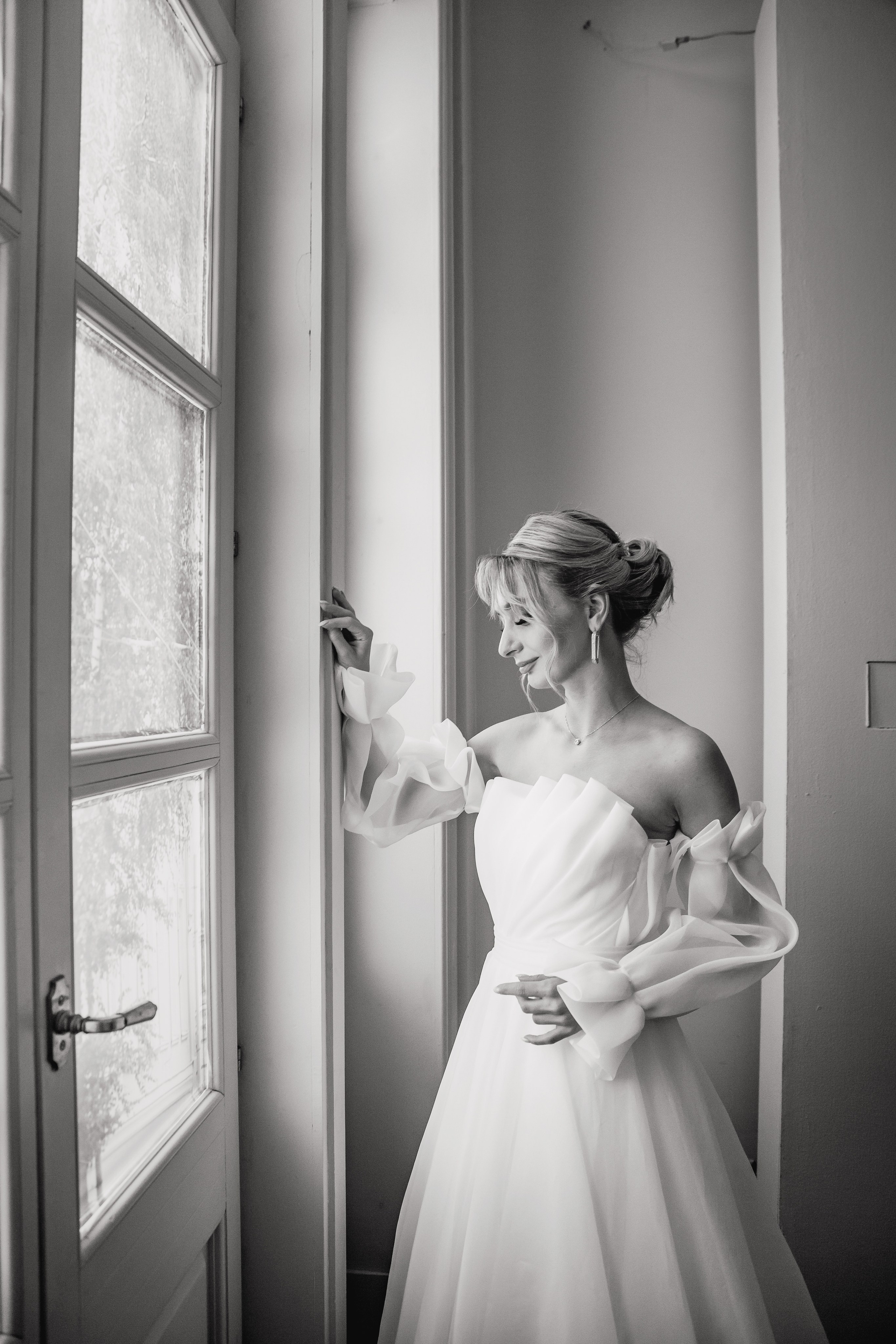 регистрация брака в усадьбе муравьёвых-апостолов, фотосессия невесты у окна в зале для фотосессии