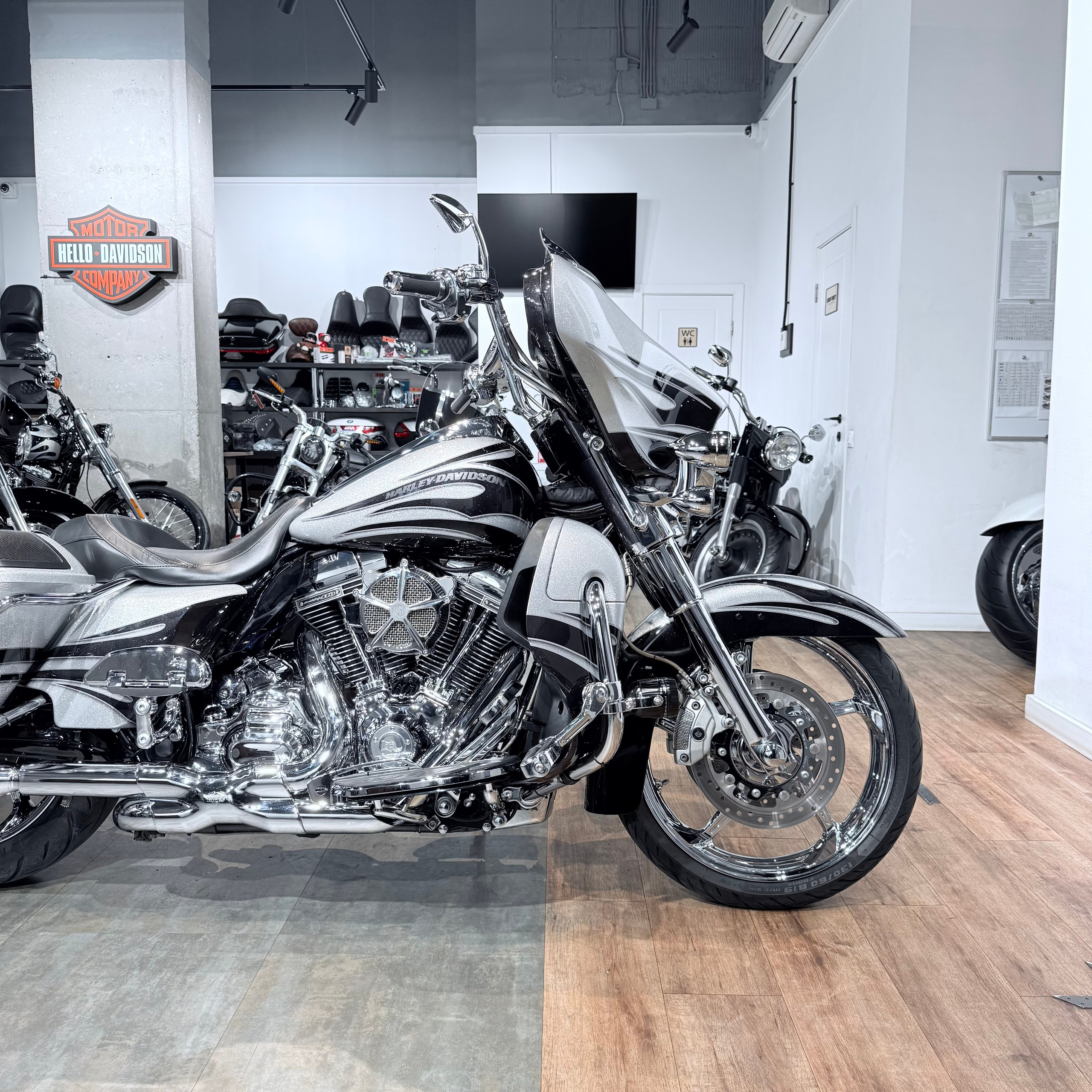 2015 CVO Street Glidе Sреcial 110 Наrd Сandy Сustоm. Hello Davidson, Москва. Только хорошие мотоциклы…