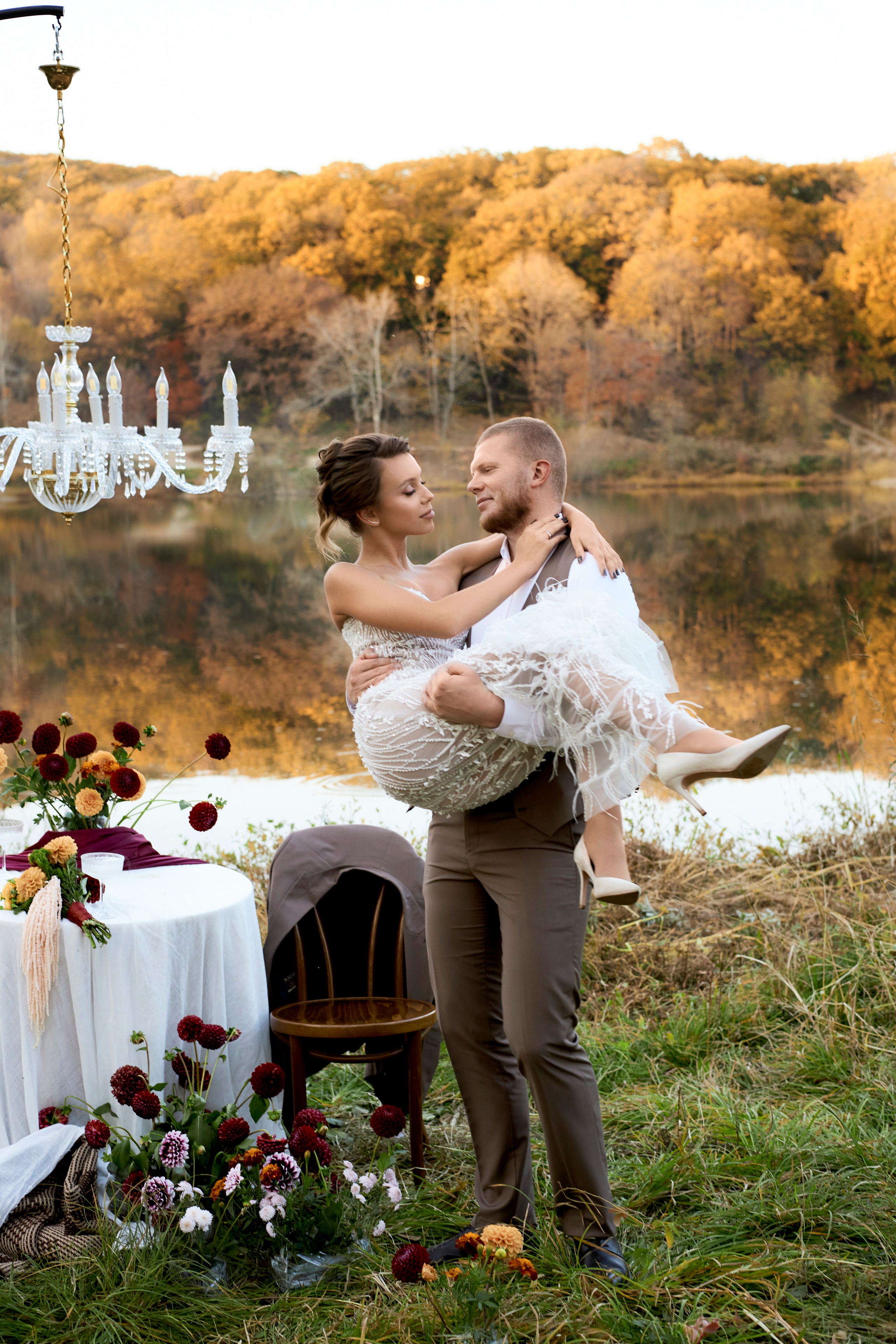 Романтическая прогулка по лесной тропинке — свадебный фотограф Владивосток