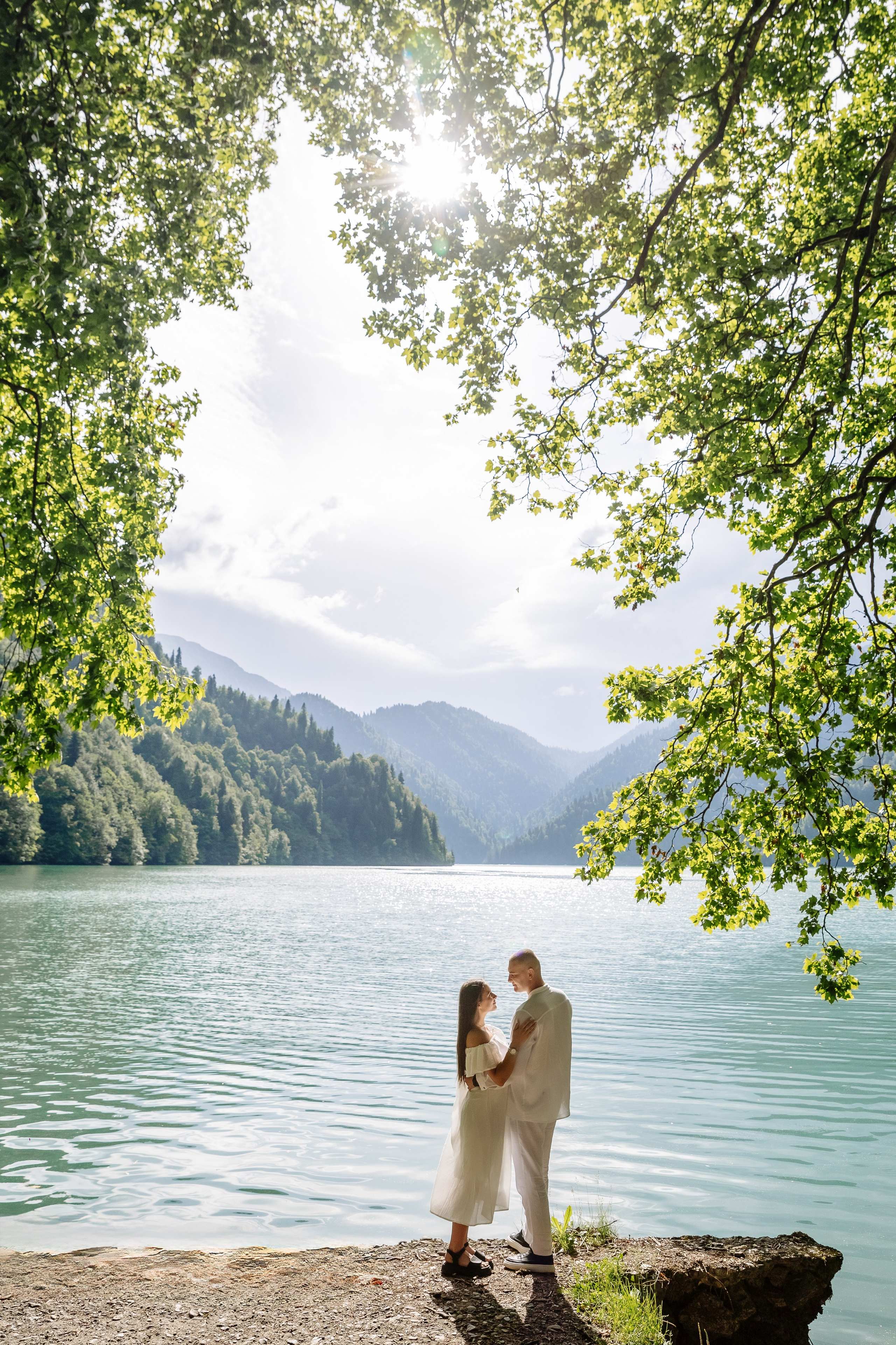Фотосессия в Абхазии на прекрасном озере Рица. Свадебный фотограф в Абхазии, Сухум, Гагра, Сочи