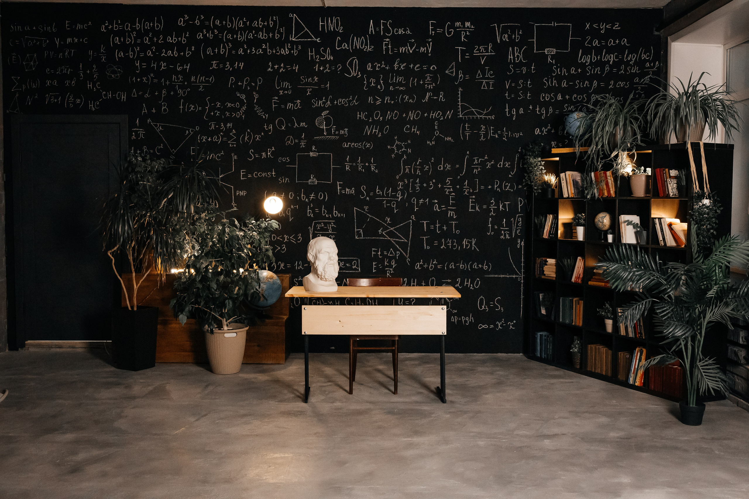 Школьный зал. Фотостудия 220 — первая в Чите фотостудия, предназначенная для работы