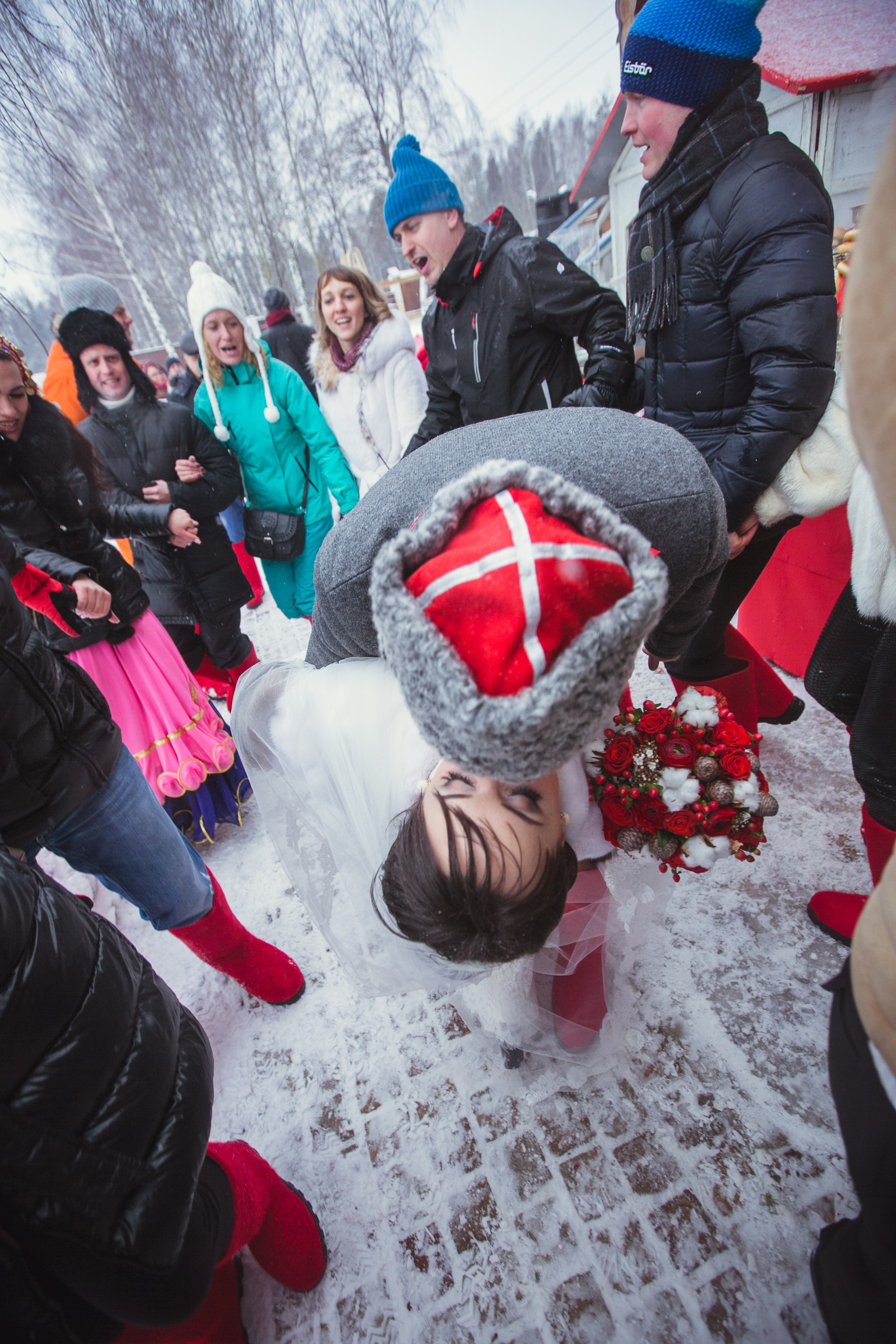 Зимняя свадьба в русских традициях. Семейный, портретный и свадебный фотограф в Санкт-Петербурге и Москве
