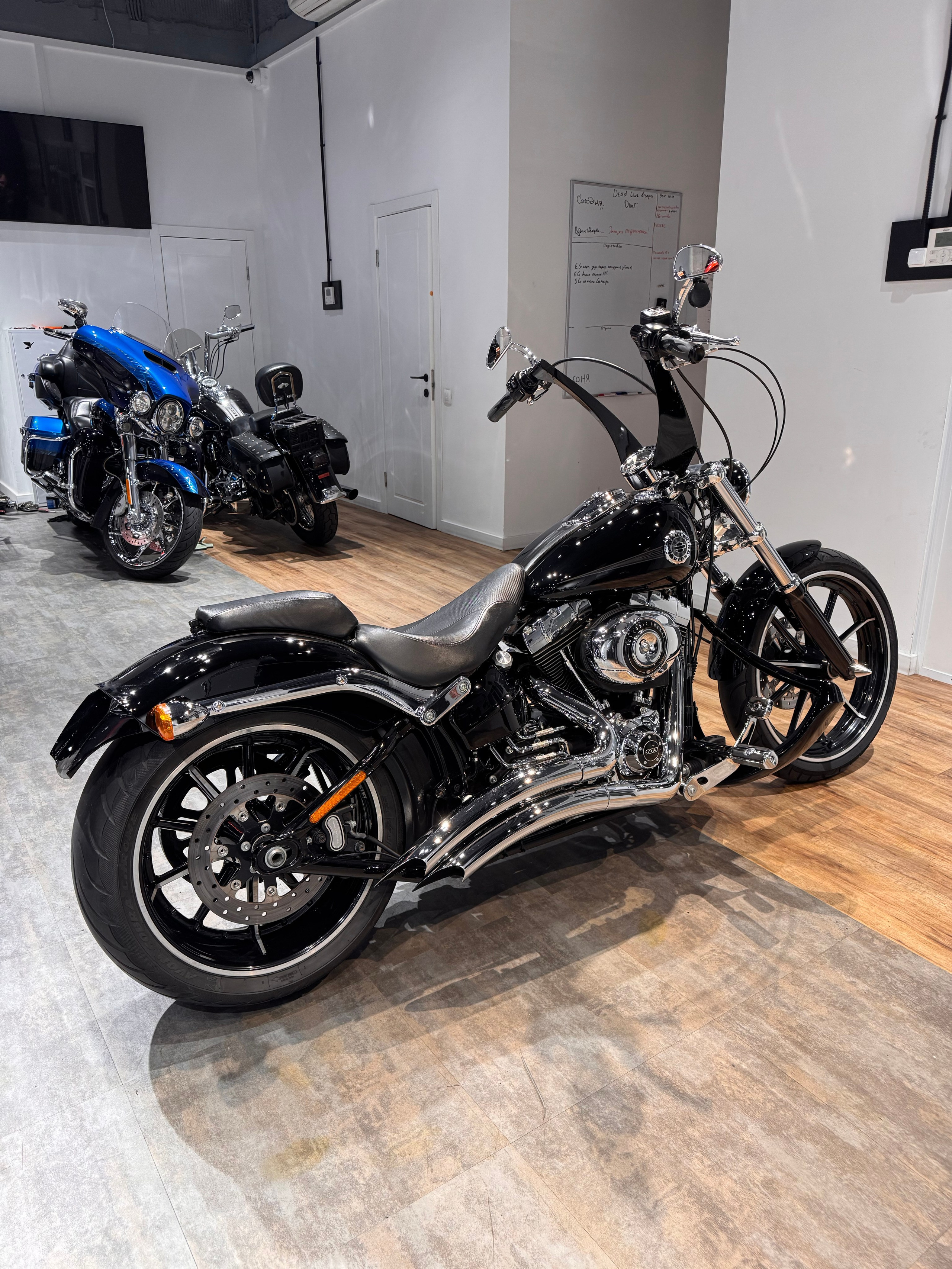 Harley Davidson 2014 Breakout Black Mantis — купить мотоцикл. Hello Davidson, Москва. Только хорошие мотоциклы…