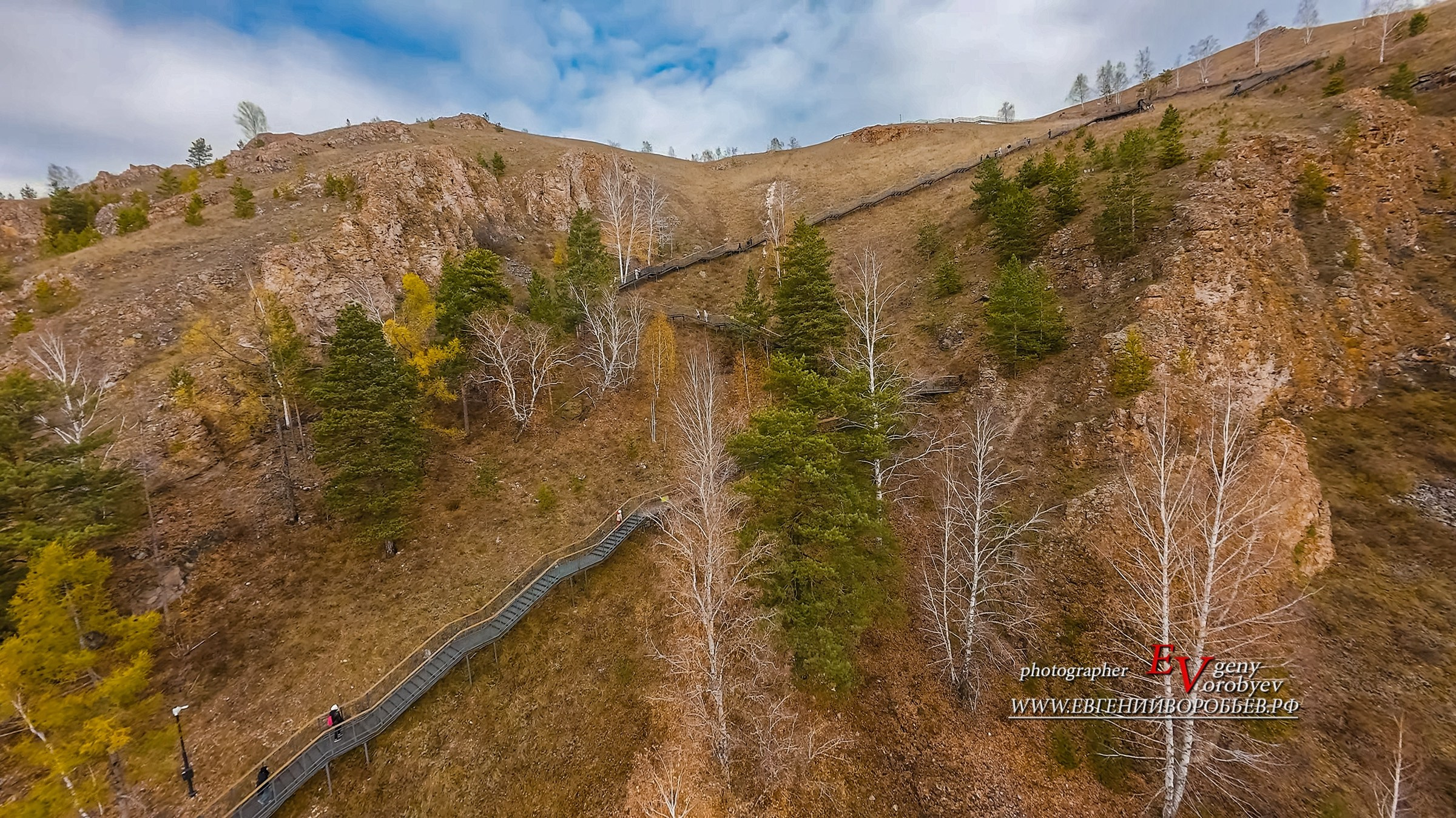 Торгашинская лестница экскурсионное обслуживание трансфер на комфортабельном автобусе заказать онлайн расписание цены куда сходить вантовый мост скала Такмак Торгашинский хребет Роев ручей парк флоры и фауны фанпарк Бобровый лог виды на Енисей фотосъемка индивидуальная экскурсия гид экскурсовод Виноградовский мост Караульная гора музей Астафьева село Овсянка набережная Енисея Николаевская сопка Бобровый лог остров Татышев Коммунальный мост Часовня Параскевы Пятницы место силы туристический маршрут путешествие Красноярская ГЭС Дивногорск заповедник Столбы Национальный парк красивые места видовые смотровые площадки маршрут программа заказать экскурсию цена трансфер аренда микроавтобуса аренда кабриолета фотосессия фототур достопримечательности Красноярска что посетить куда сходить что посмотреть интересные места фото экскурсии Красноярск индивидуальный тур