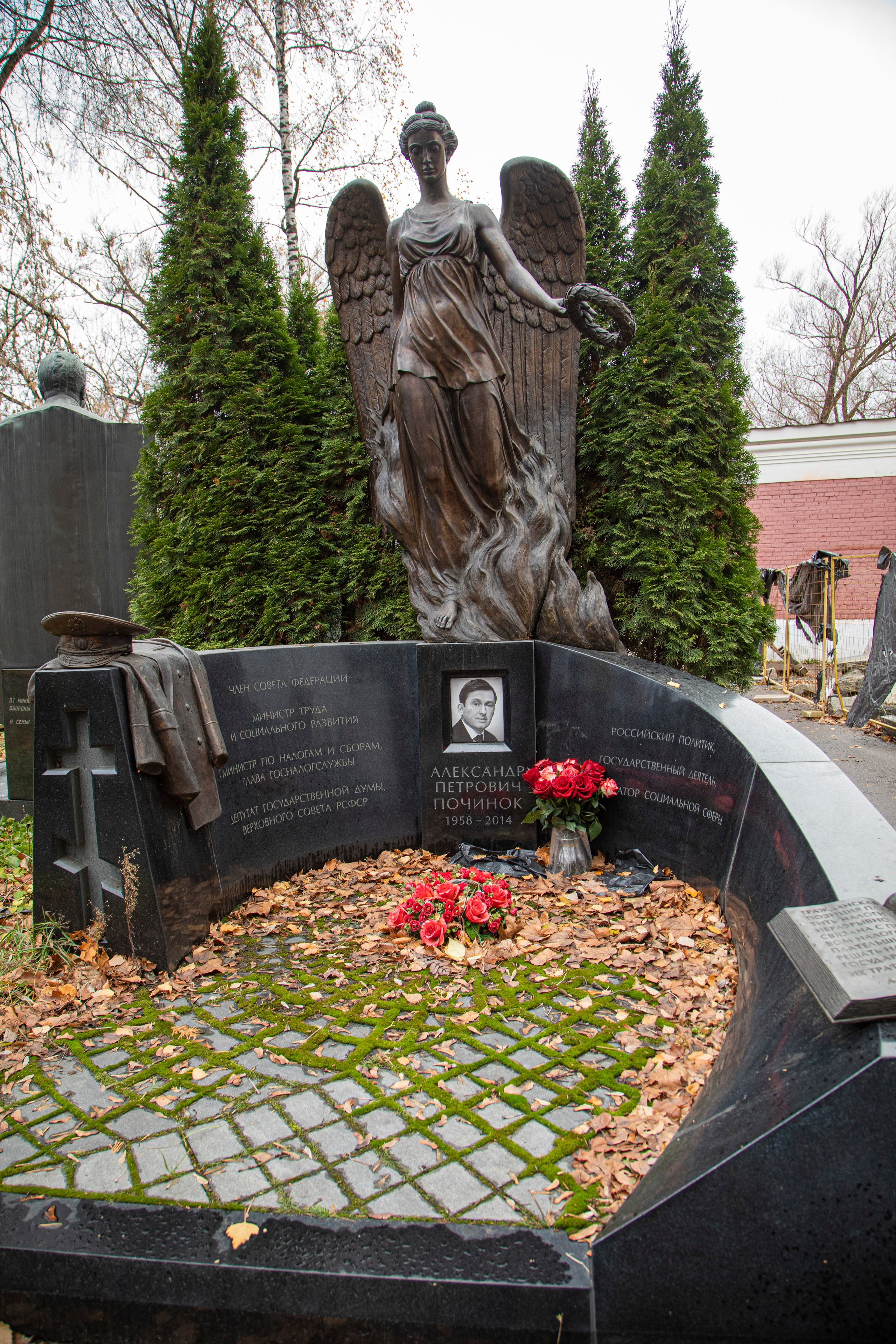 Осенняя прогулка по Новодевичьему кладбищу. Фотограф Сергей Ловкий