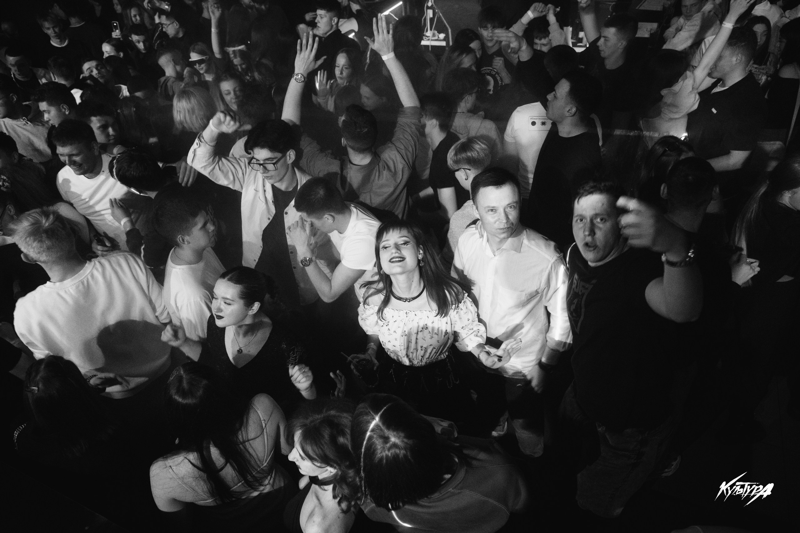 Фотосъемка в ночном клубе в Петропавловске-Камчатском, Репортажная съемка в клубе в Петропавловске-Камчатском, Профессиональная съемка ночной жизни в Петропавловске-Камчатском, Энергичные и атмосферные фото в клубе Камчатки, Стоимость и цена услуг клубной фотосъемки в Петропавловске-Камчатском.