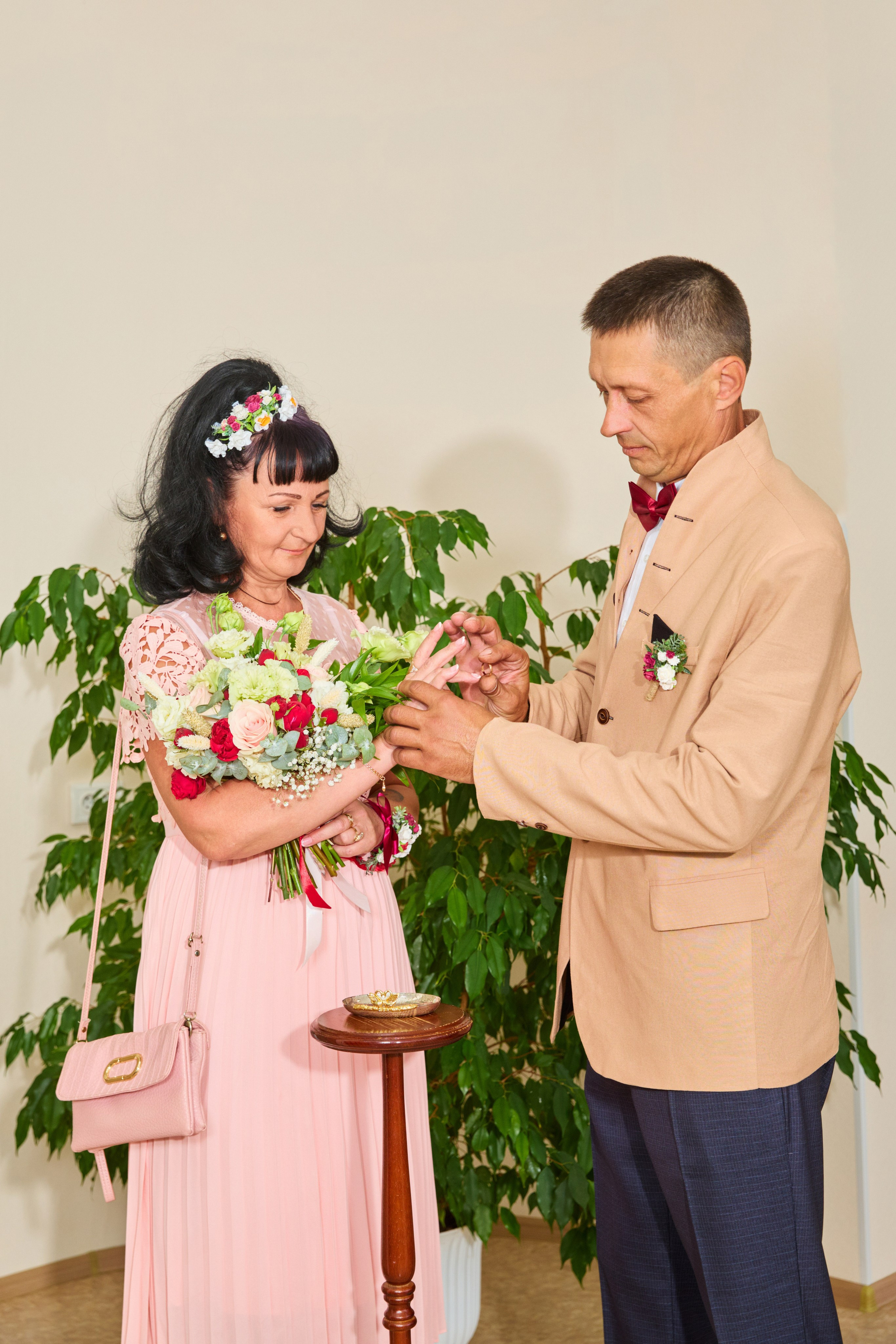 жених и невеста обмениваются кольцами