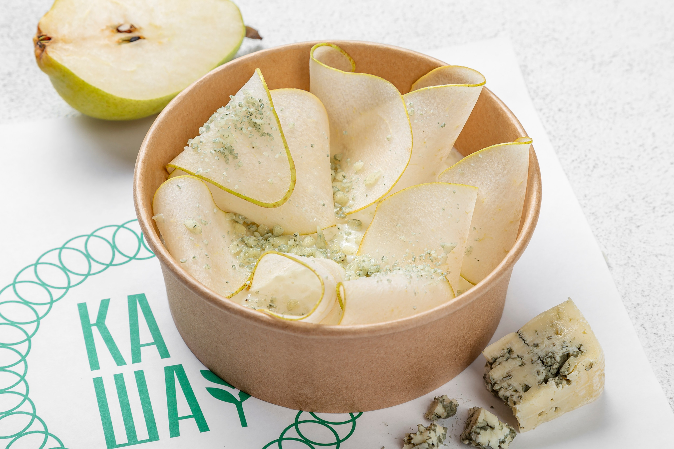 Рисовая каша со спелой грушей и сыром горгонзола