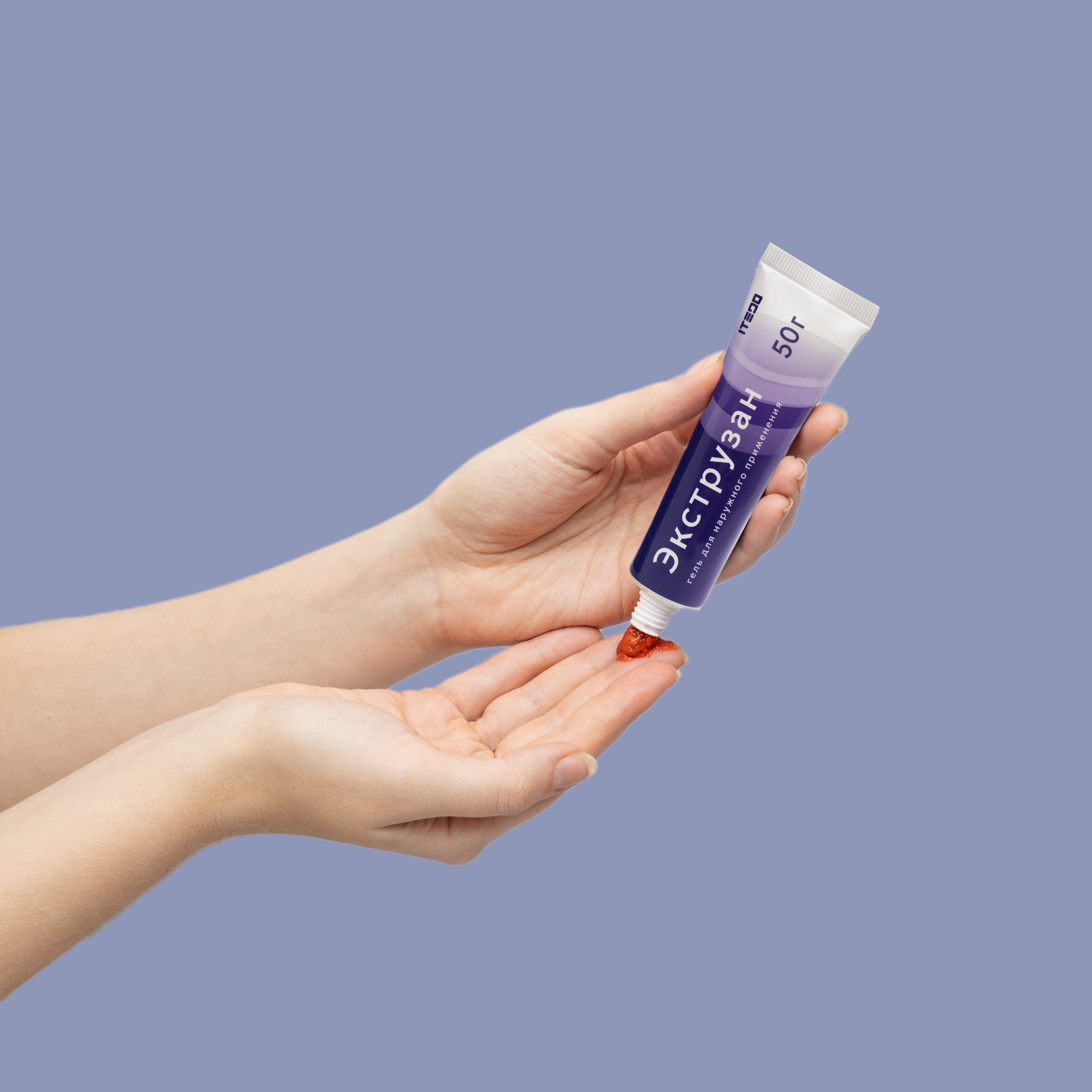 фото крема с рукой на однотонном фоне