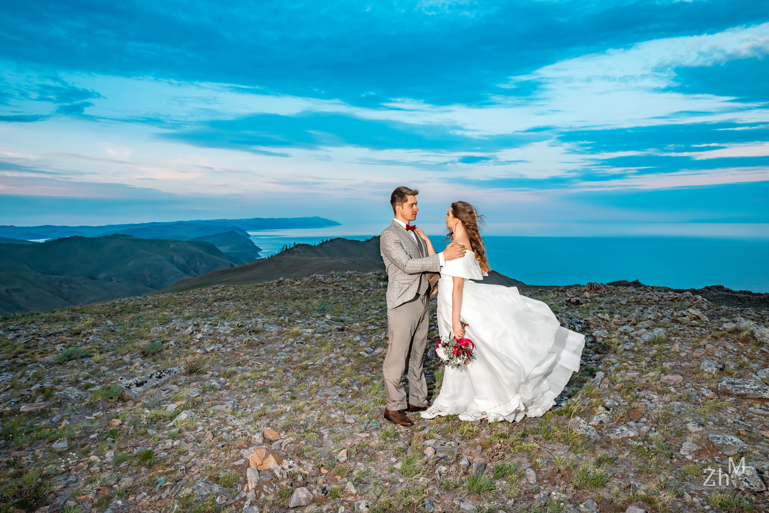 Свадебная фотосессия на Байкале и горах. Семейный и свадебный фотограф в Иркутске Максим Жигалов