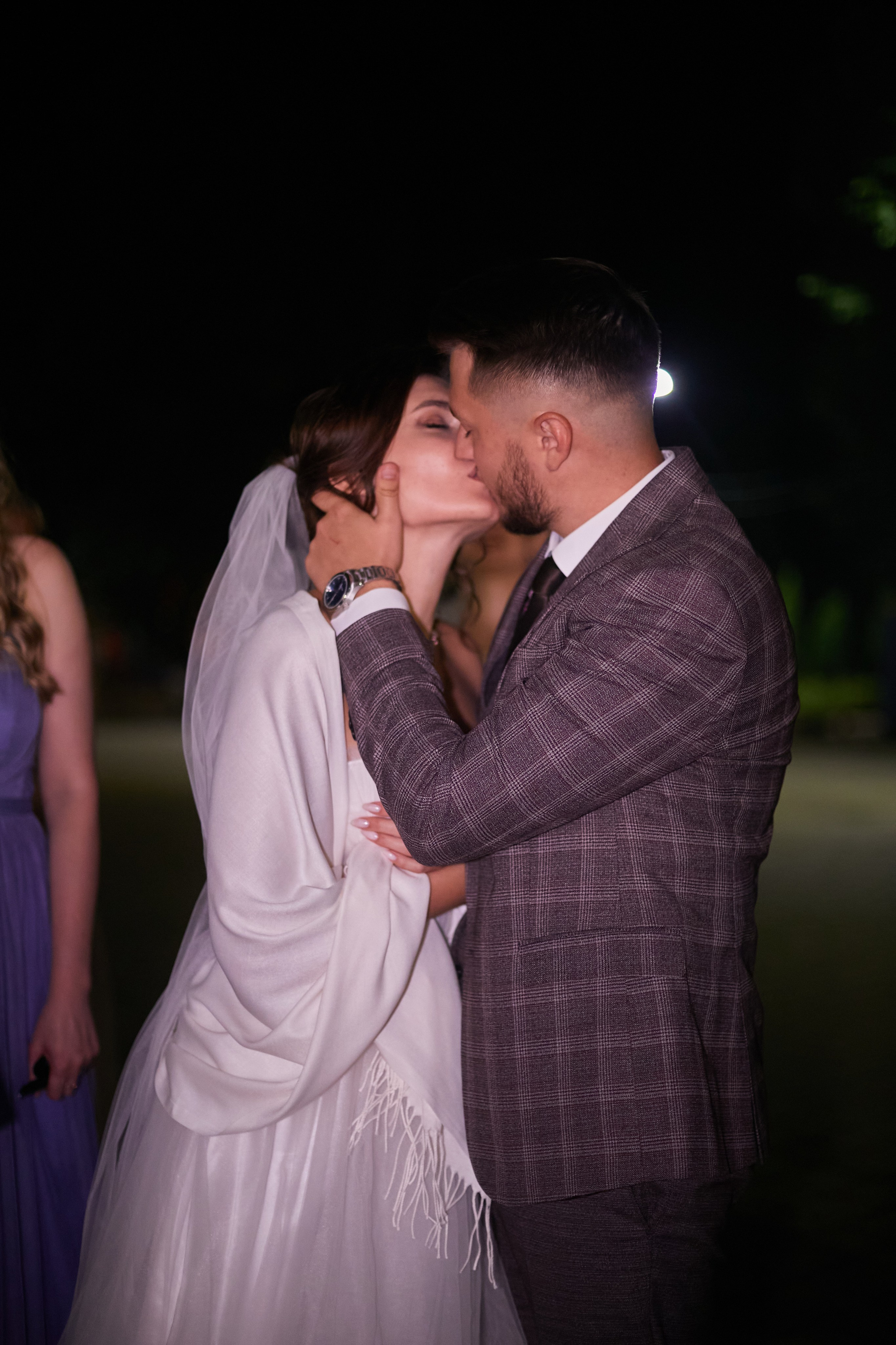 Фотограф в Москве. Свадьба. Жених и невеста целуются.