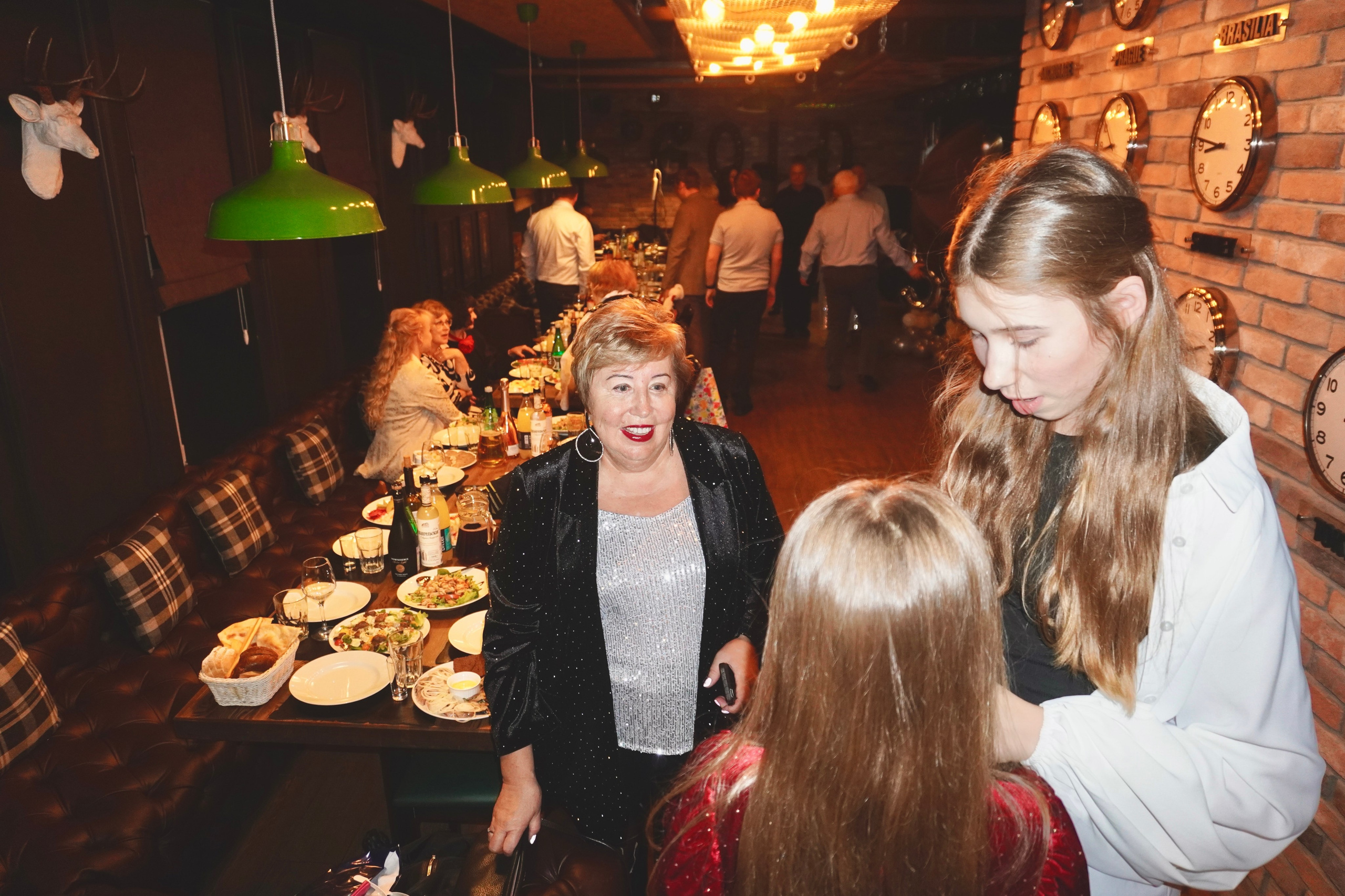 Съемка на день рождения Елены в окружении друзей и родных. Репортажный и портретный фотограф Татьяна Одинцова