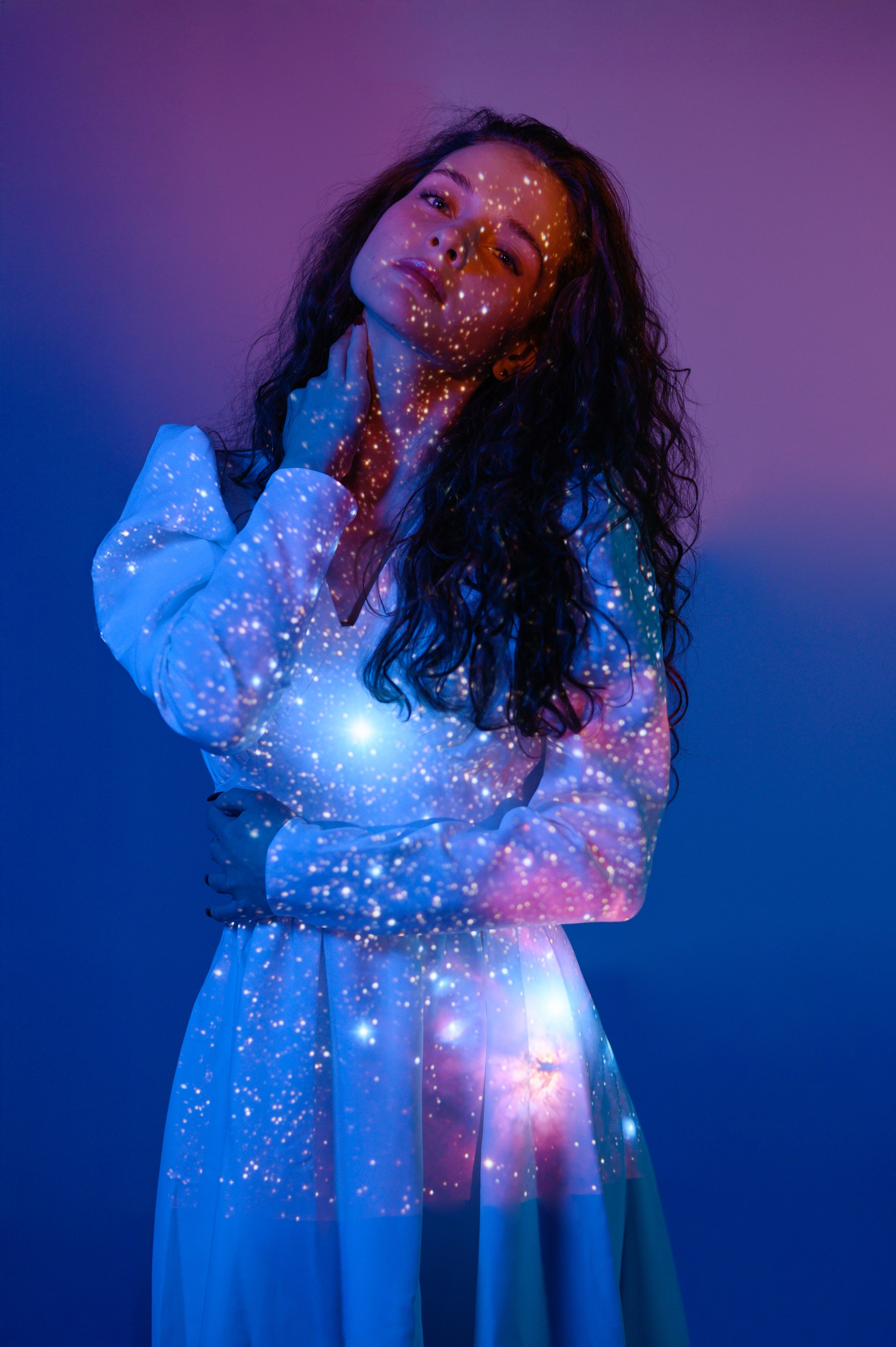 Портретная фотосессия с использованием проектора в студии