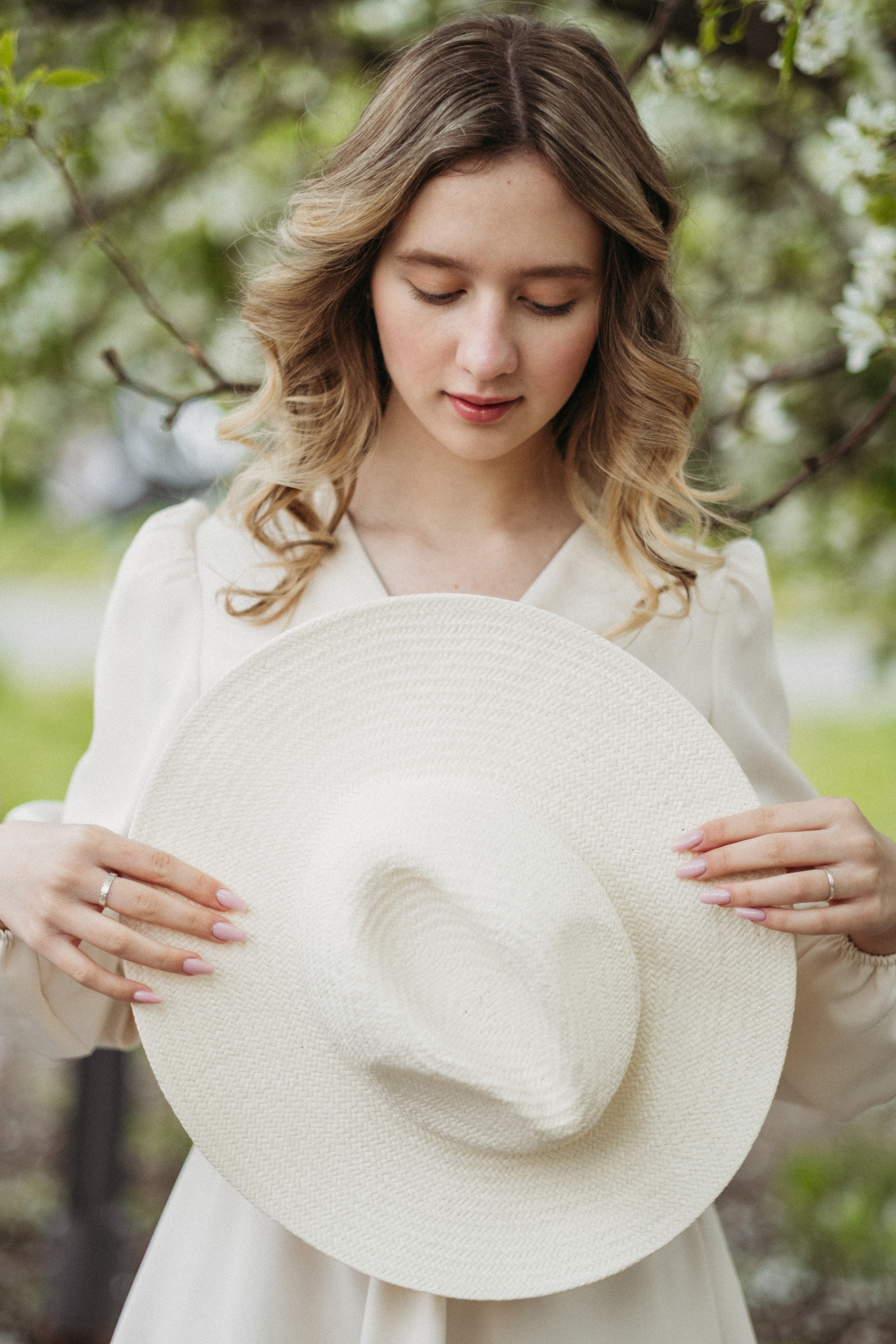 девушка с шляпой