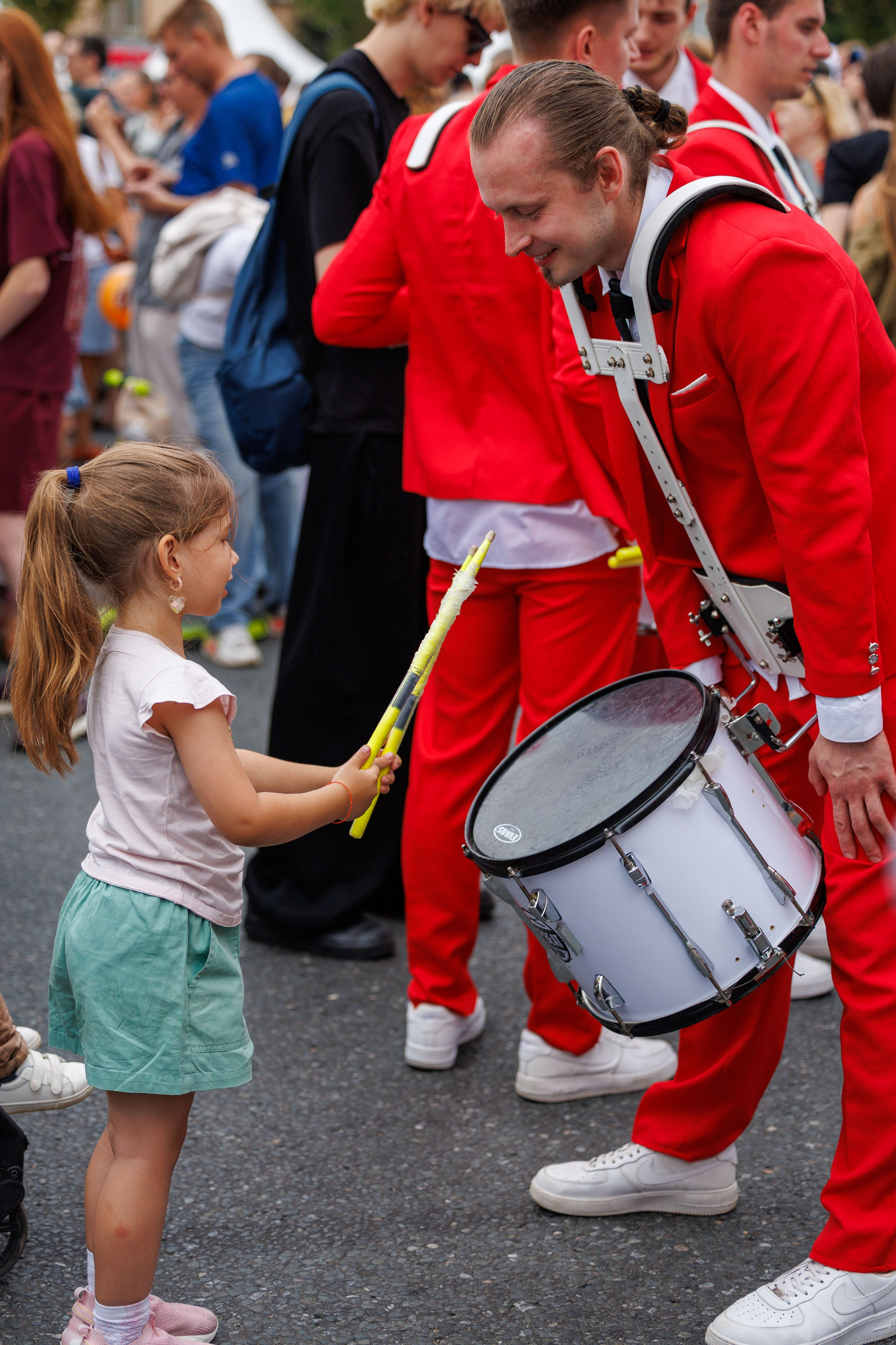 Взаимодействий барабанщиков с детьми на фестивале Олимпийская Москвам 2025