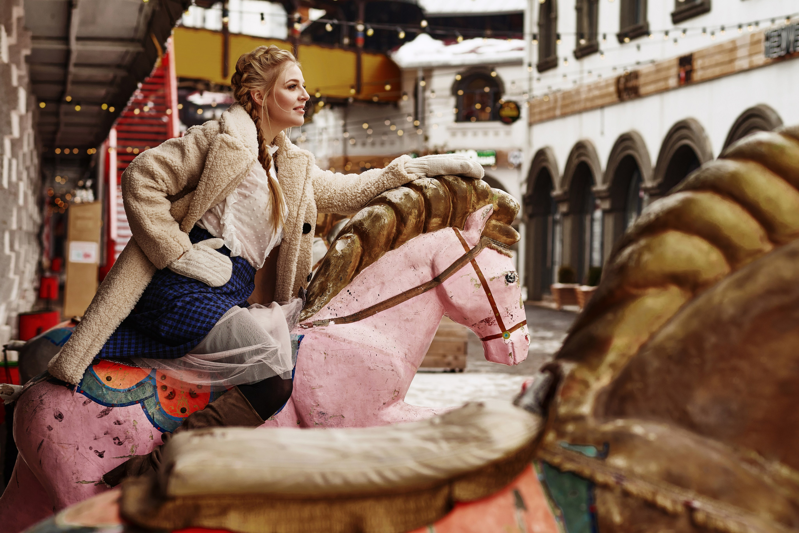 Фотосессия под ключ в русском стиле на розовом коне в шубе