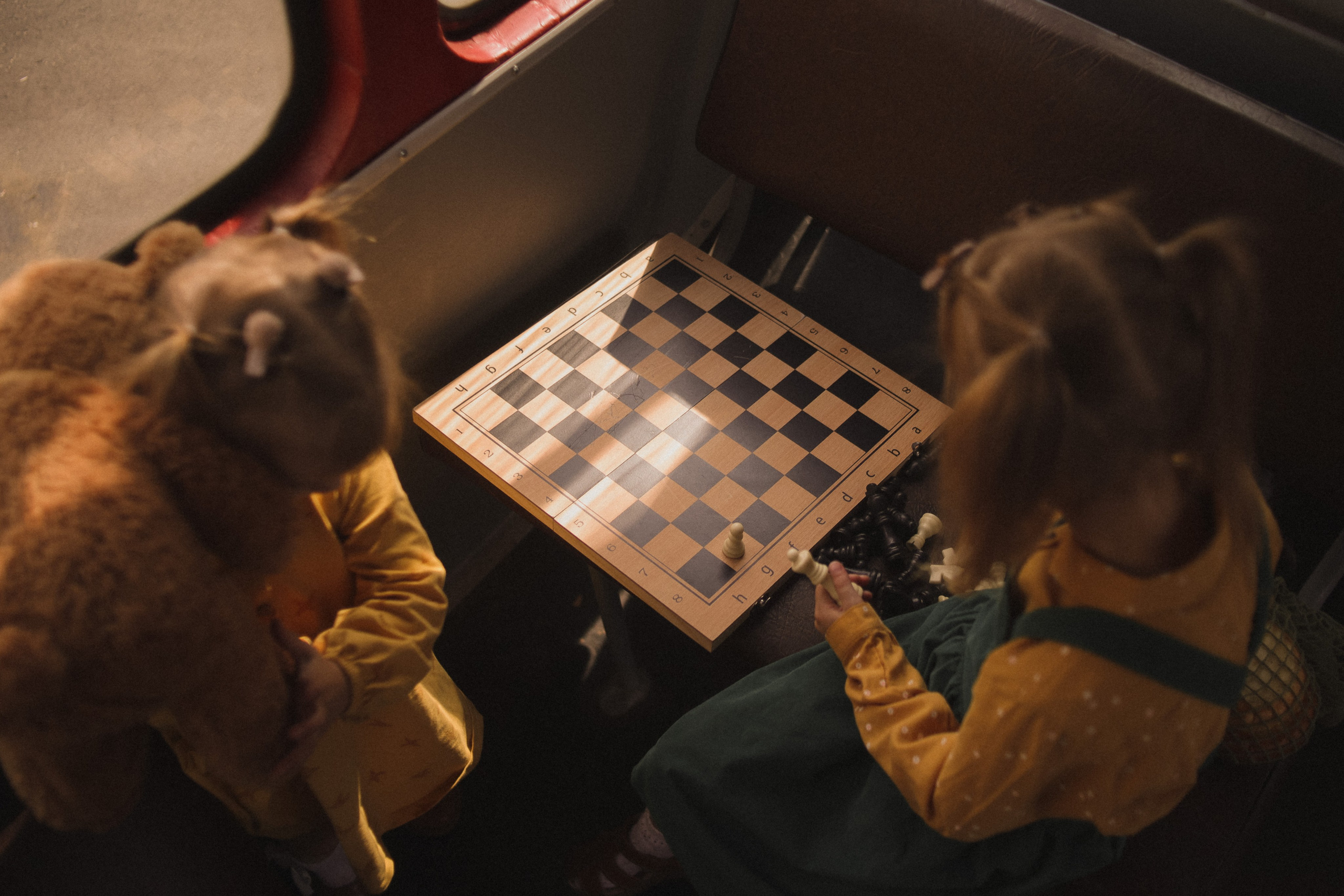 Дети играют в шахматы в автобусе