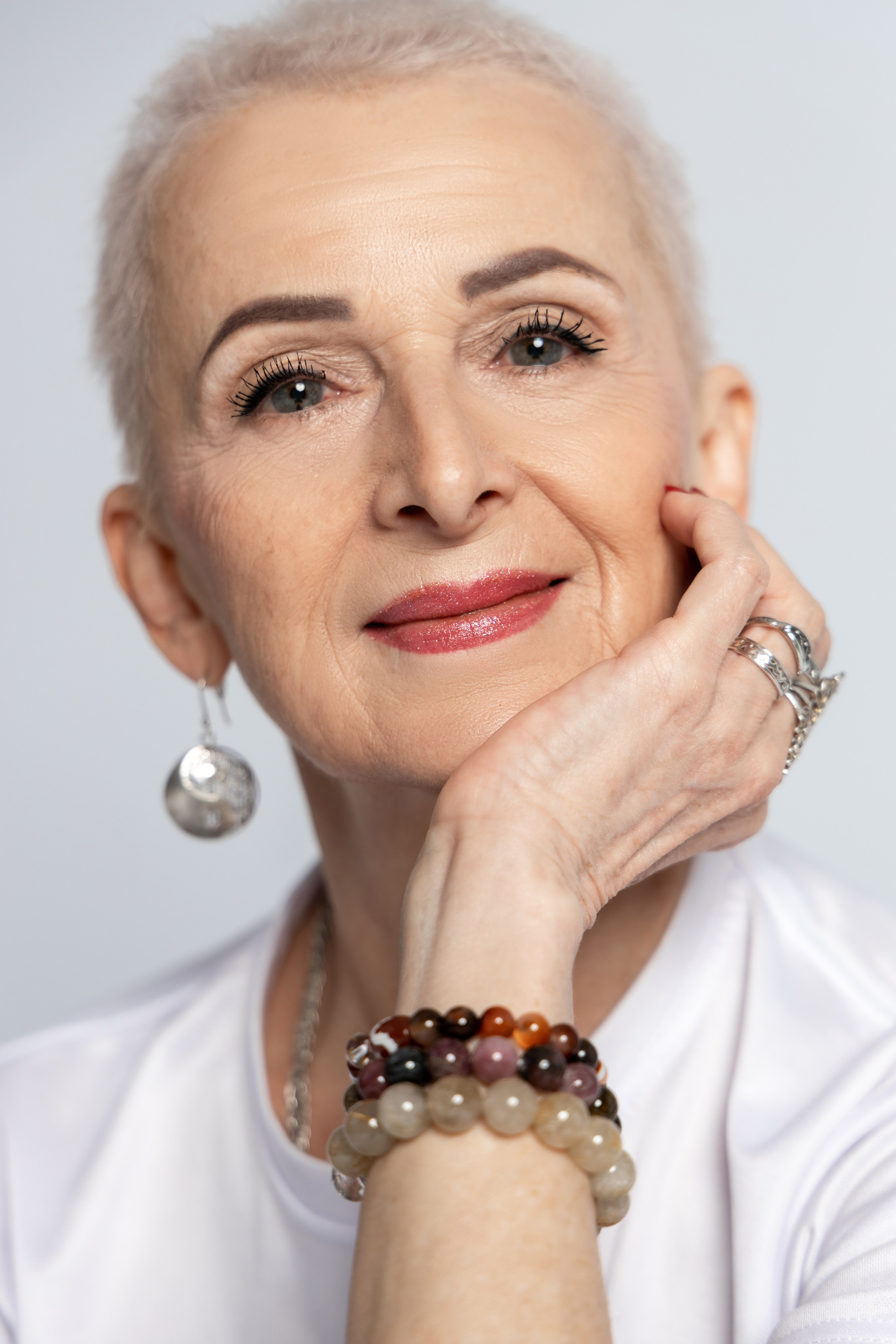 Красивая возрастная женщина, в белой блузке. Портрет. Студийная съёмка Астрахань.