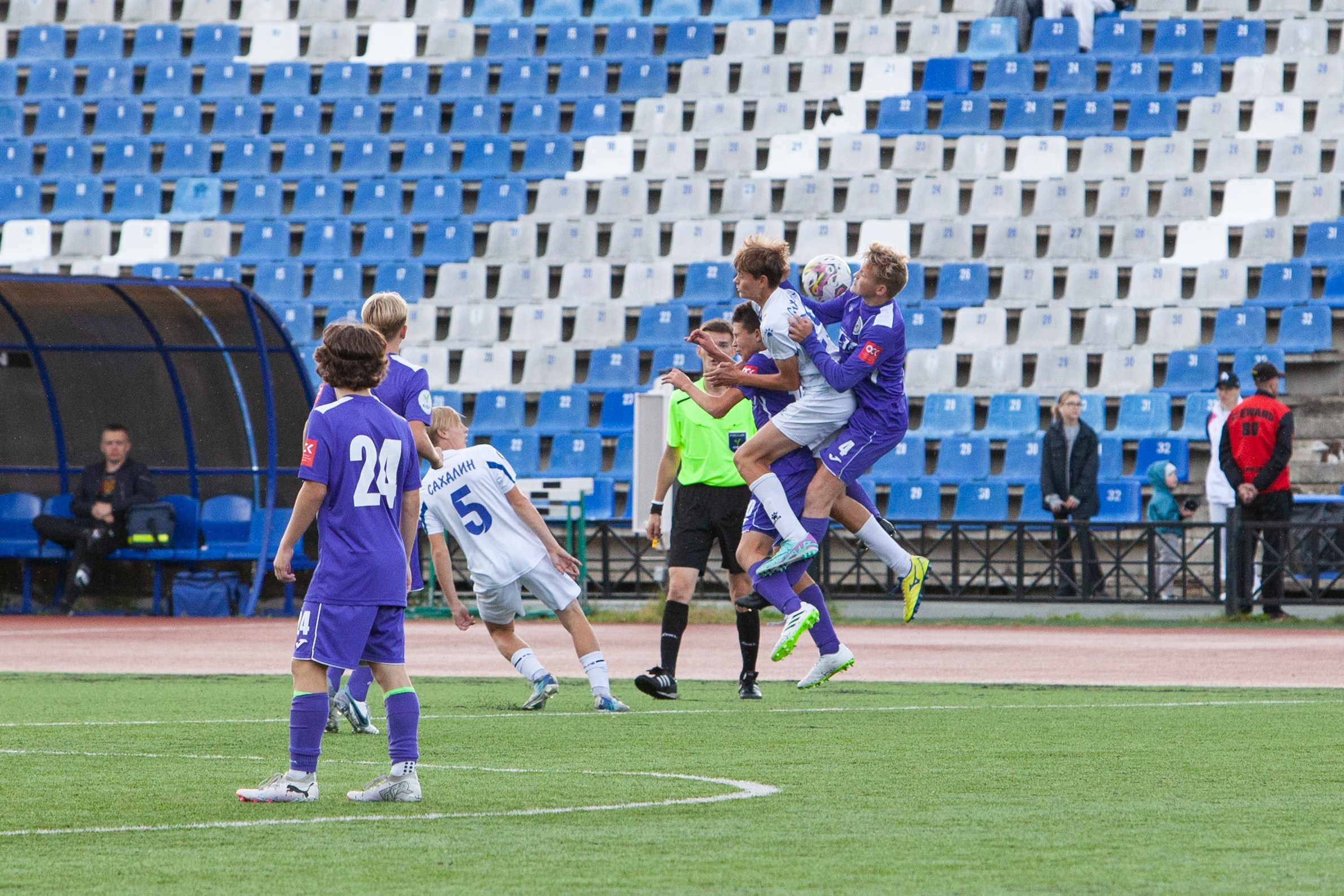 Матч юношеской футбольной лиги между командами СШ «Сахалин» и «СШОР № 1» (Комсомольск-на-Амуре). Кутузов Евгений Фотограф в Южно-Сахалинске