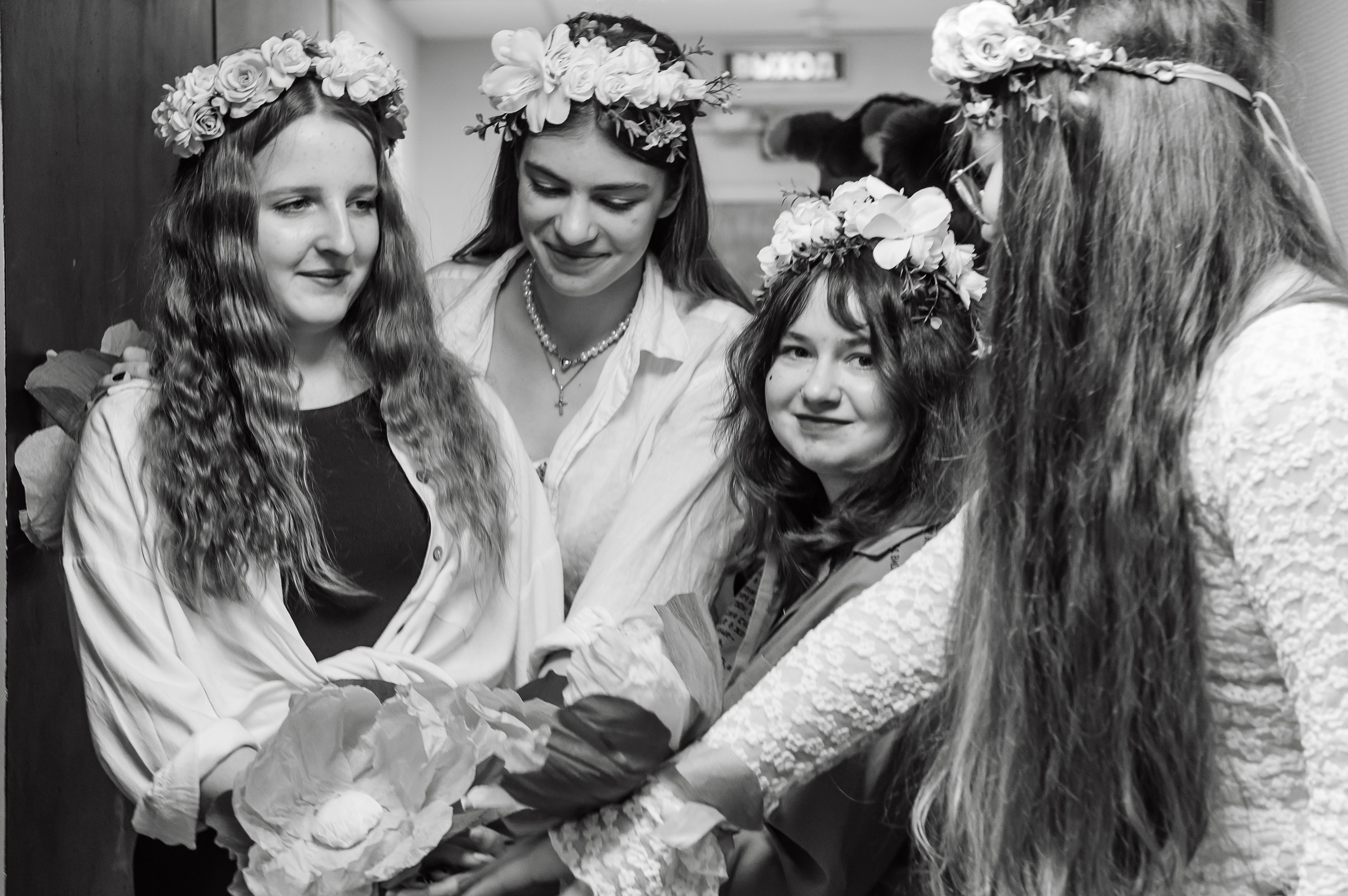 дети готовятся к выходу на сцену