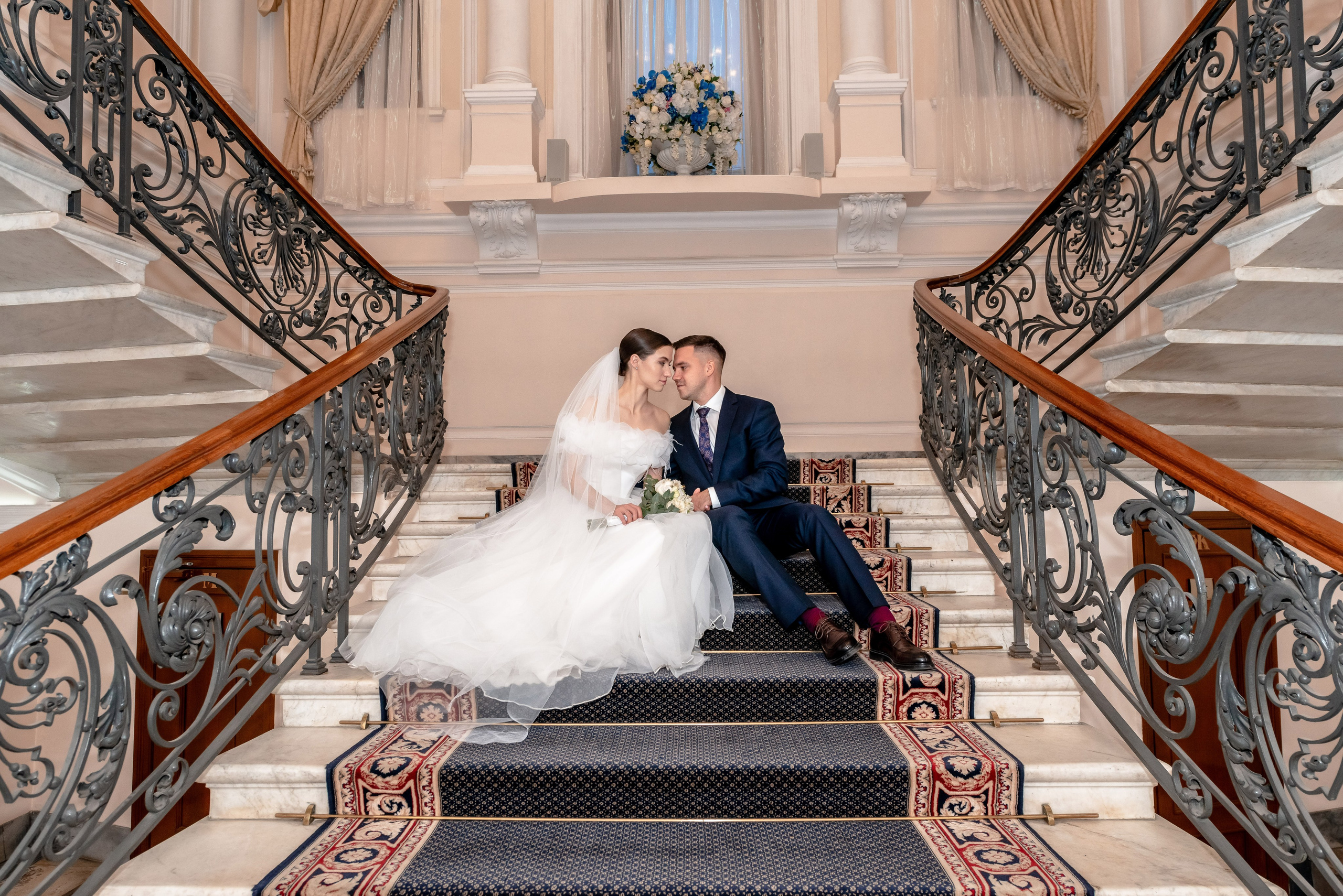 Осенняя великолепная свадебная прогулка жениха и невесты в октябре в Санкт-Петербурге в Михайловском парке и у Атлантов на Миллионной улице. Портретный, семейный и свадебный фотограф в Санкт-Петербурге и в Пушкине Ширяев Денис