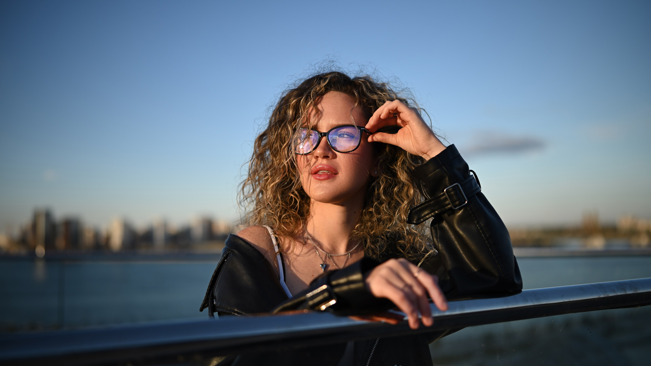 Фотосессия девушки в центре Казани в современном стиле с акцентом на уверенность и индивидуальность от Алексея Клейменова