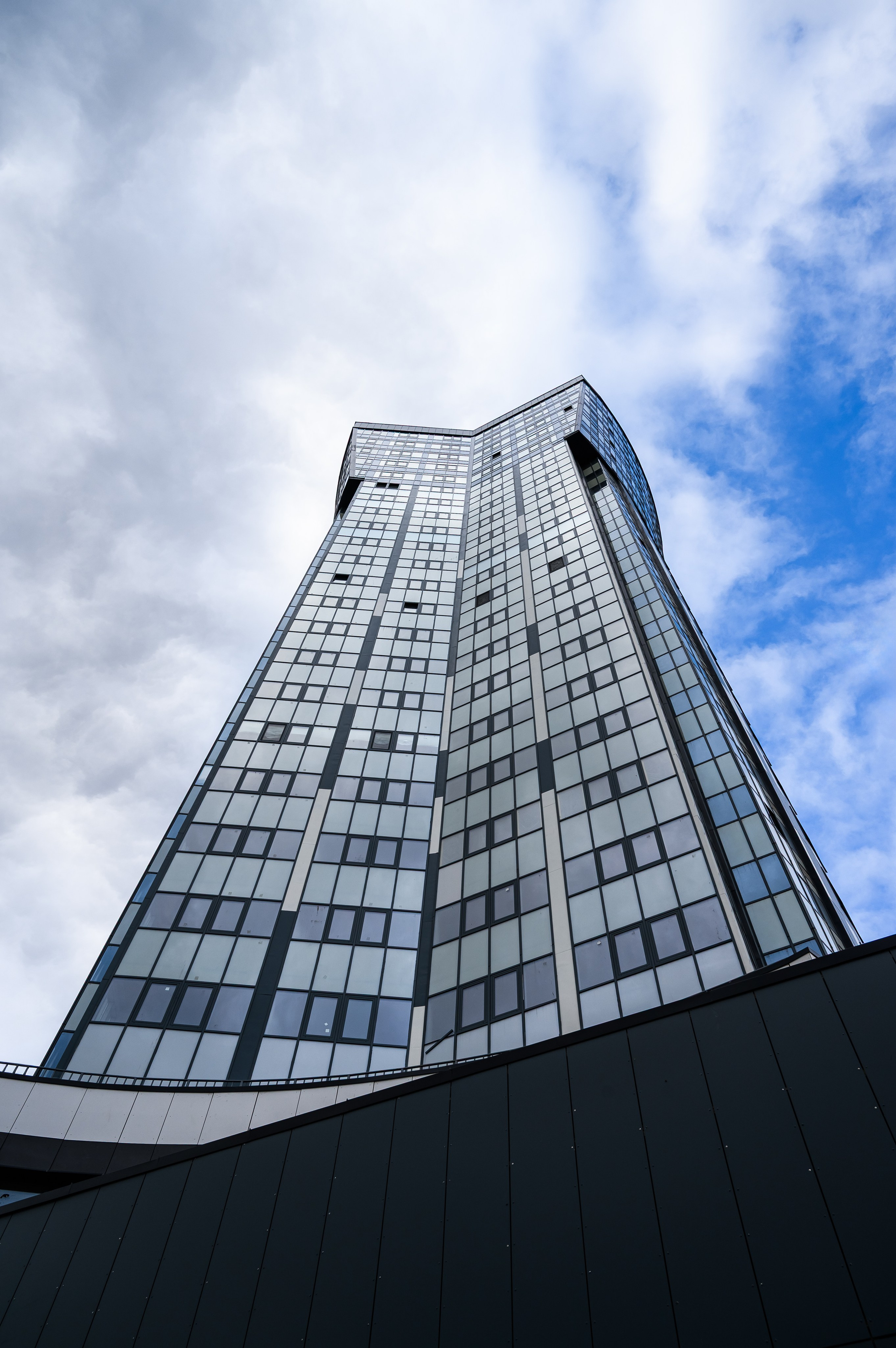 Архитектурная фотография жилого комплекса Авалон-Сити с акцентом на зеркальные поверхности и отражения