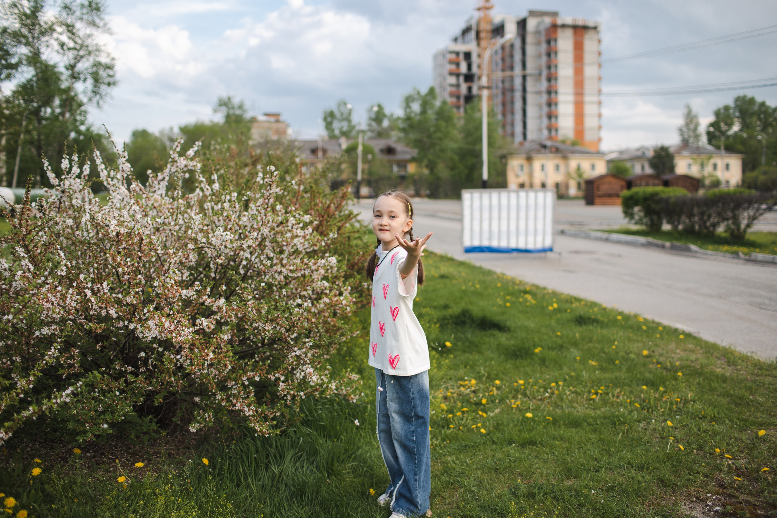 Мадина в цветущем парке. Семейный и детский фотограф в Хабаровске Алевтина Проскурякова
