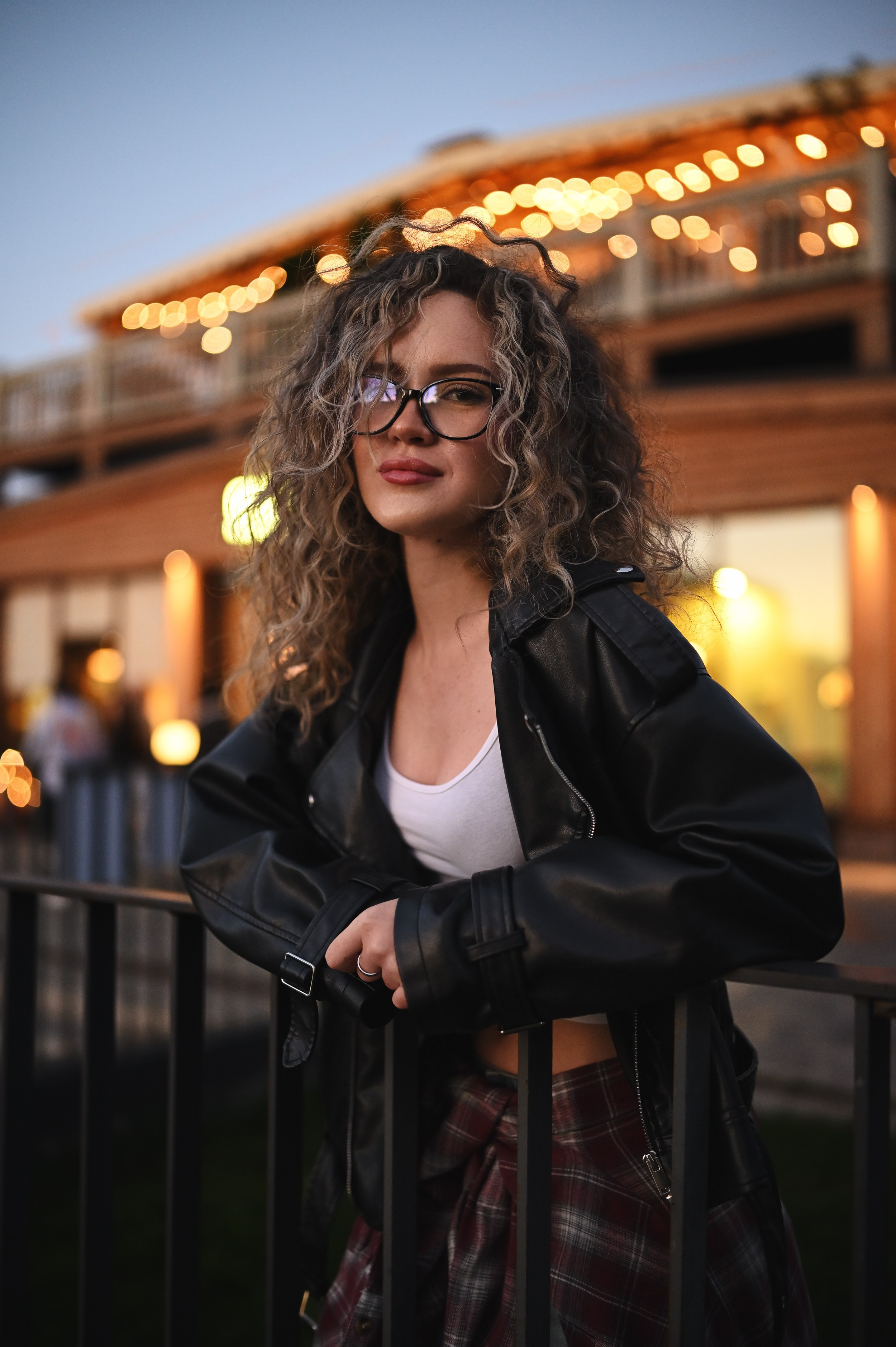 Профессиональный фотограф в Казани для уличной фотосессии девушки с акцентом на стиль и уверенность