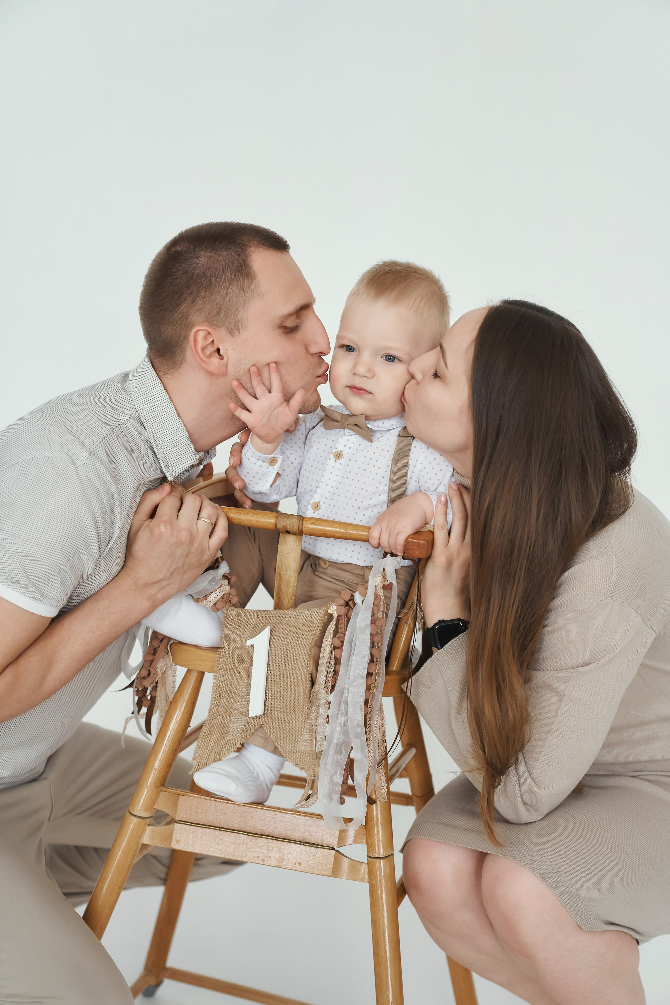 Семейная фотосессия в студии с детьми. Семейный фотограф Евгений Опарин