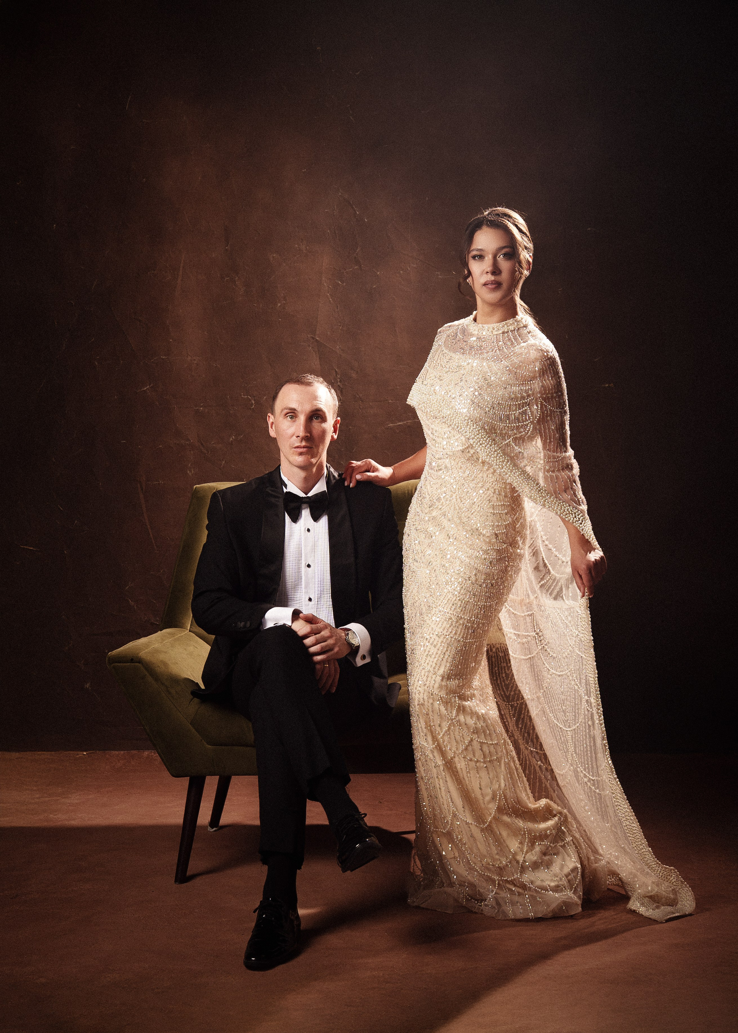 Супруга в элегантном платье на фотосессии к годовщине свадьбы