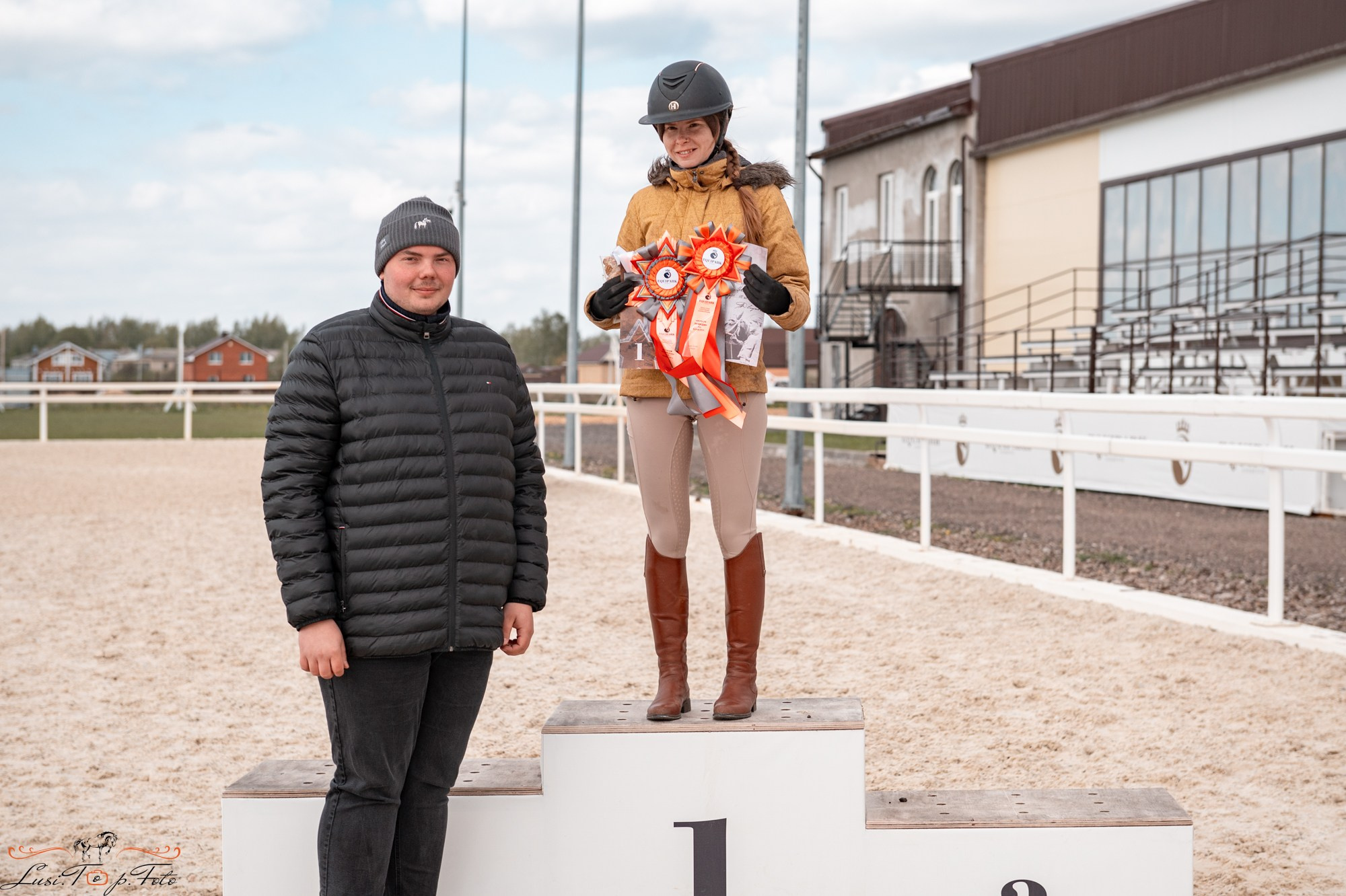 Кубок Победы конного Клуба EQUIPARK по конкуру. Конный и фотограф с животными в Твери Топталова Люся