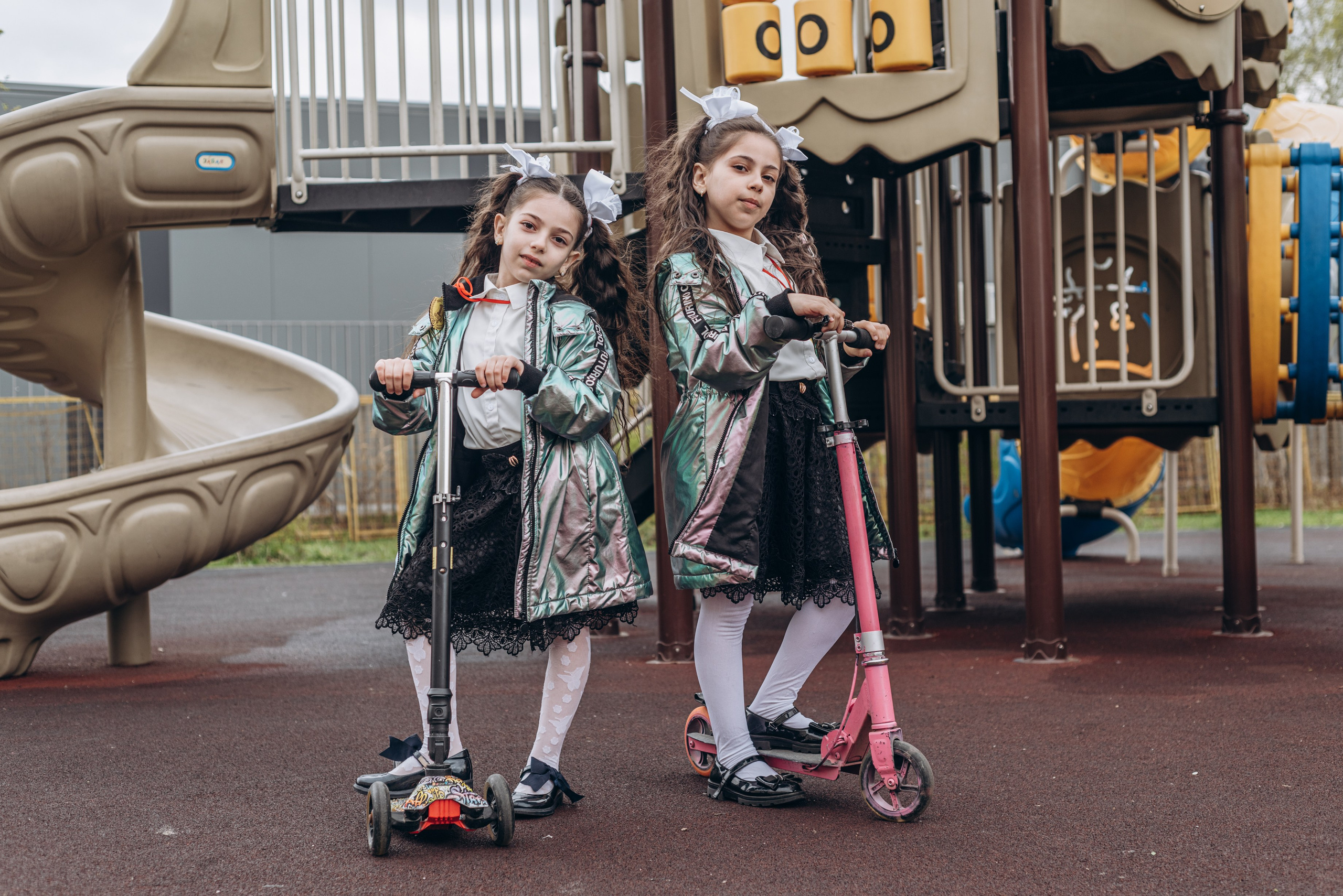 Выпускной альбом 1 класса — фотосессия в школе, деликатная ретушь и дизайн в Москве. MILATE — выпускные альбомы, фотосессии и видео в Москве